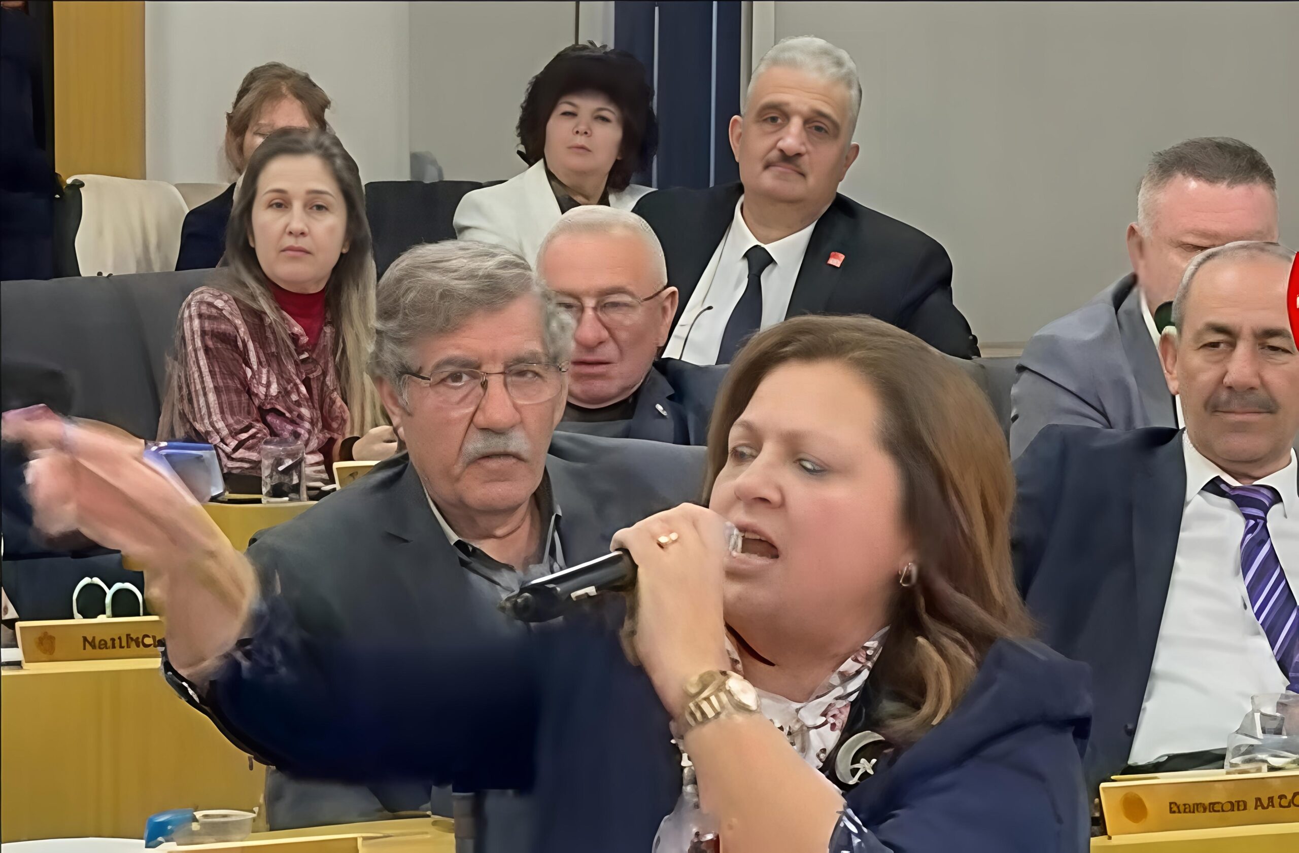 BURCU KÖKSAL’DAN TARİHİ İSYAN: “HAZMEDECEKSİNİZ, SEÇİLMİŞE SAYGI DUYACAKSINIZ!”