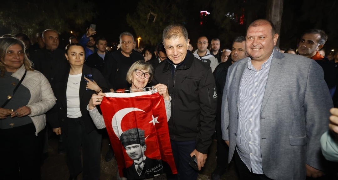 İzmir’de Meslek Fabrikası Direnişi: Başkan Tugay TOMA’ların Önünde Nöbet Tutuyor