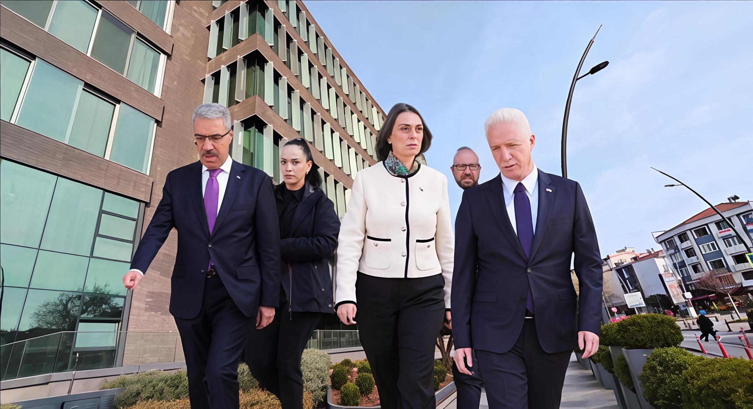 İstanbul Valisi Davut Gül’den Üsküdar Belediye Başkanı Sinem Dedetaş’a Taziye Ziyareti