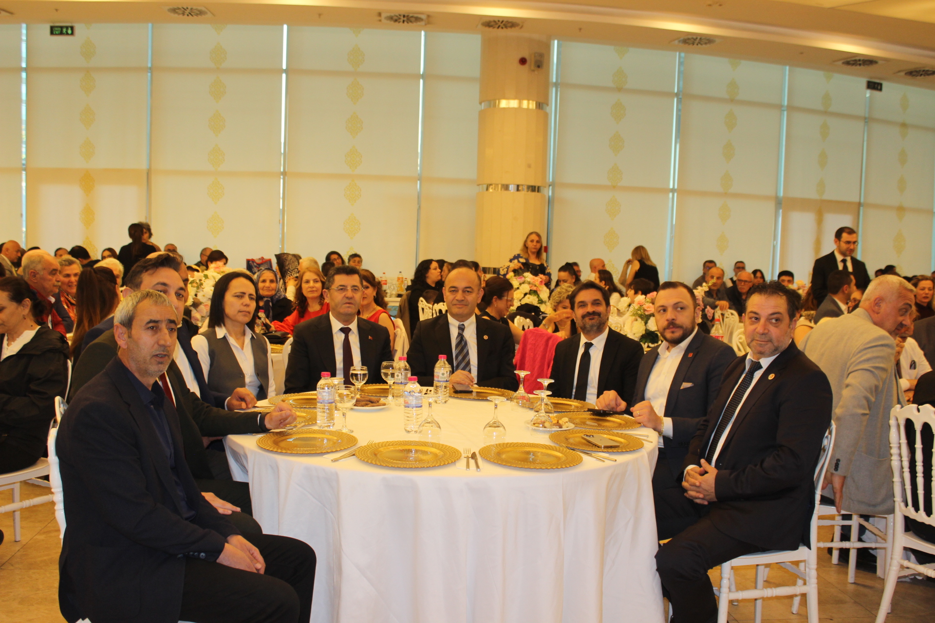 Çekmeköy’de Unutulmaz Düğün: Genç Çiftin Mutluluğu Geceye Damga Vurdu