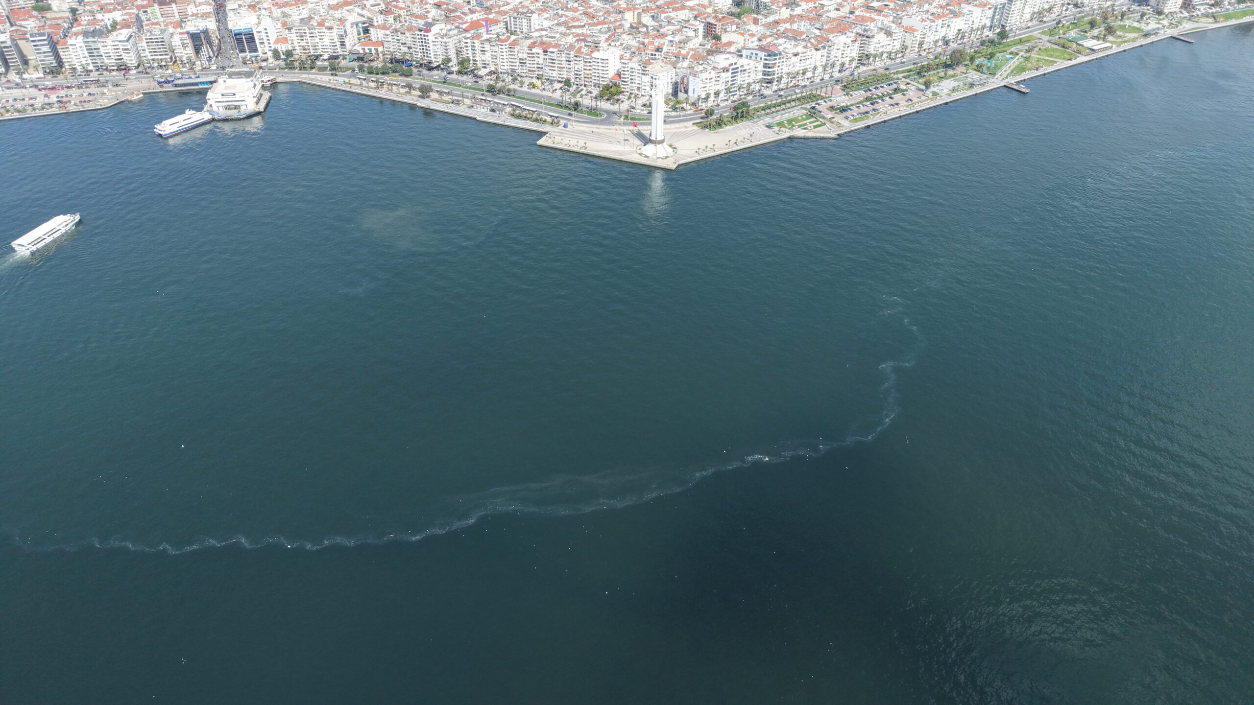 İZMİR KÖRFEZİ’NDE “DIŞ KAYNAKLI” KİRLİLİK ALARMI: DRONLAR DOKUZUNCU KEZ AYNI MANZARAYI GÖRÜNTÜLEDİ!
