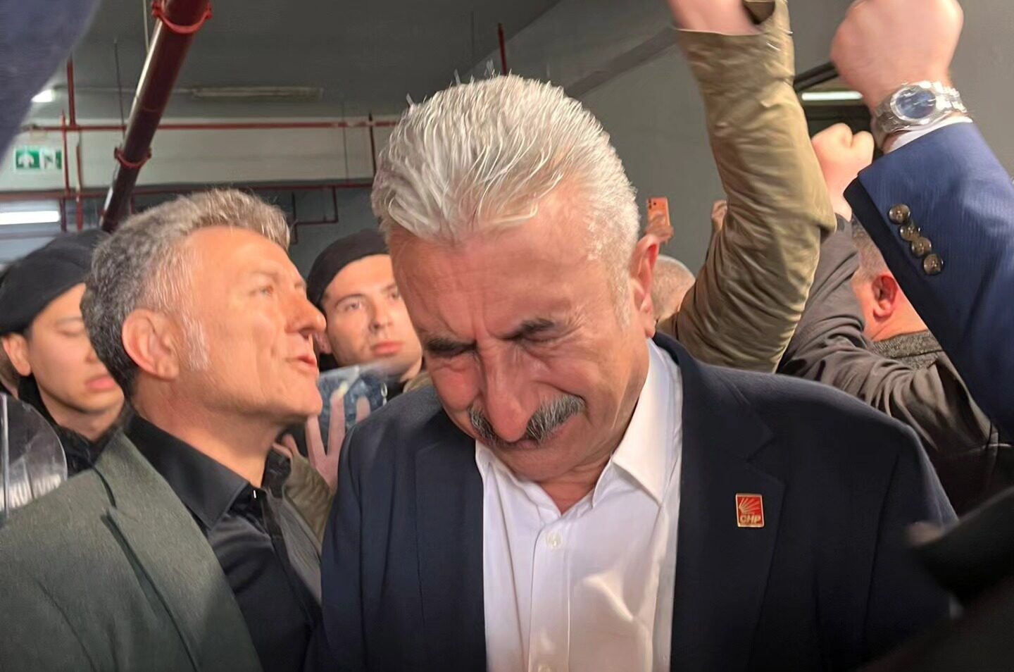 BURSA’DA DUYGUSAL ANLAR: CHP İL BAŞKANI NİHAT YEŞİLTAŞ GÖZYAŞLARINA HAKİM OLAMADI