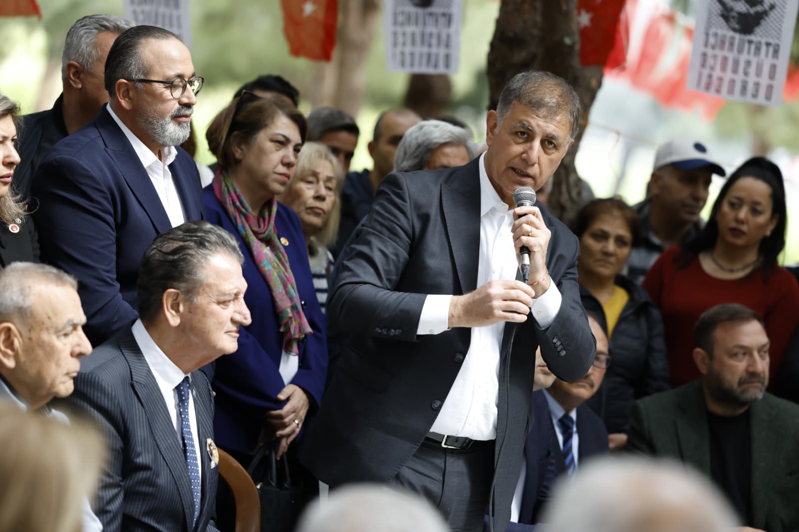 İZMİR’DE “MESLEK FABRİKASI” NÖBETİ 6. GÜNÜNDE: BAŞKAN Cemil Tugay’DAN “KÖTÜLÜĞÜ KABULLENMEYİN” ÇAĞRISI