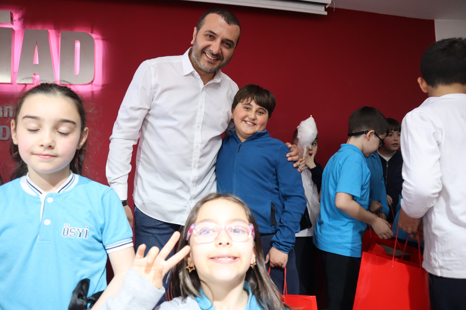 Çekmeköy’de Çocukların “Çağlar Amcası”: ÇEKSİAD’dan Unutulmaz 23 Nisan Kutlaması