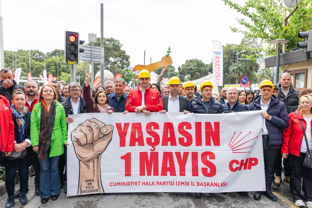 BAŞKAN TUGAY 1 MAYIS’TA EMEKÇİLERLE YÜRÜDÜ: “BU DÜZEN DEĞİŞMELİ”