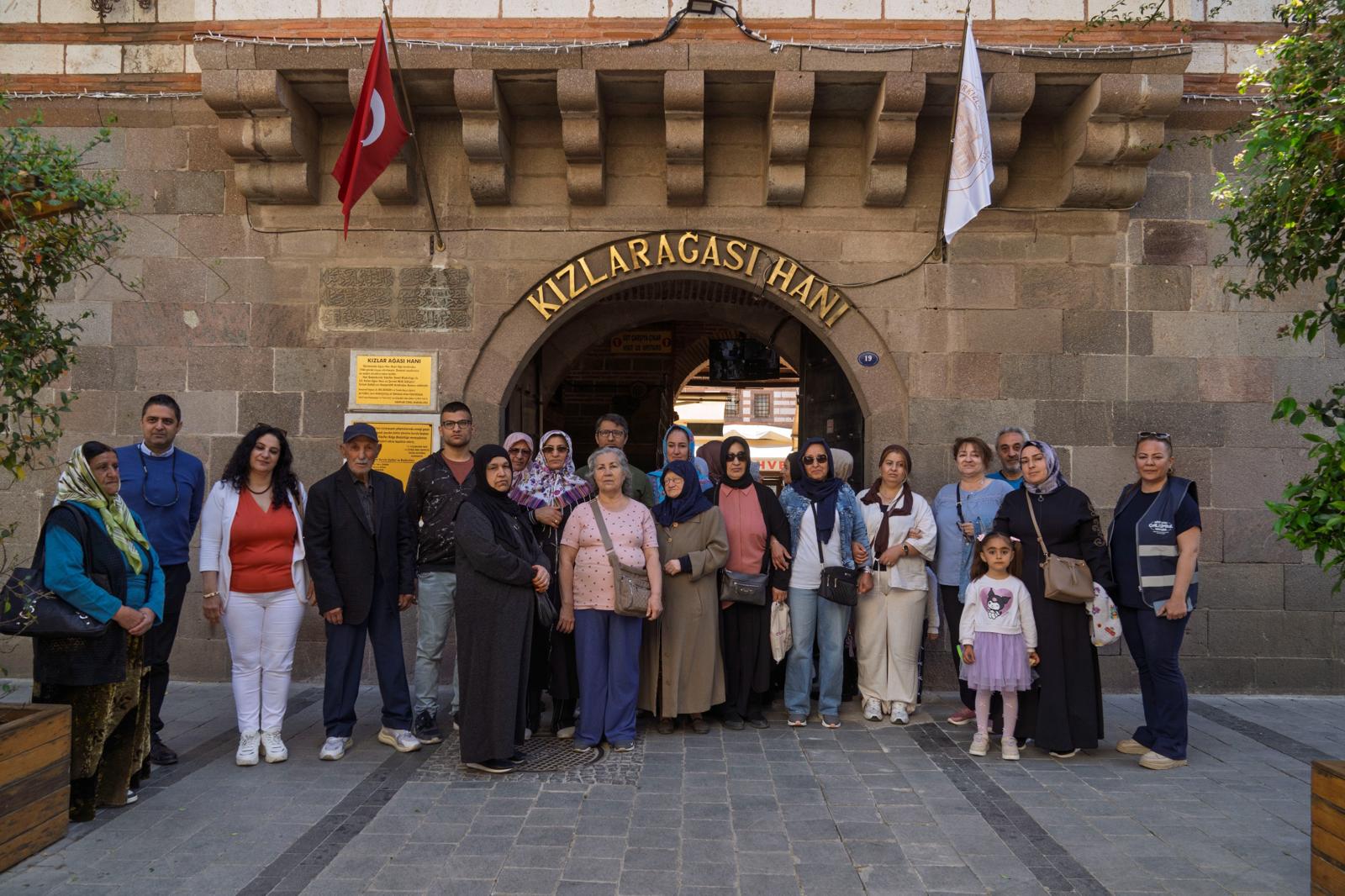 İZMİR BÜYÜKŞEHİR’DEN EMEKLİLERE ÜCRETSİZ GEZİ DESTEĞİ: “İZMİR’İ KEŞFEDİYORLAR”