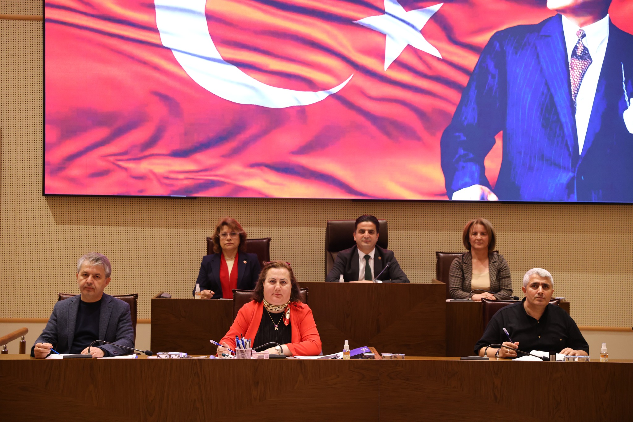 Çekmeköy Meclisi’nde "Taşı Attı, Kenara Çekildi": Özdemir’in Önergesi Meclisi Karıştırdı