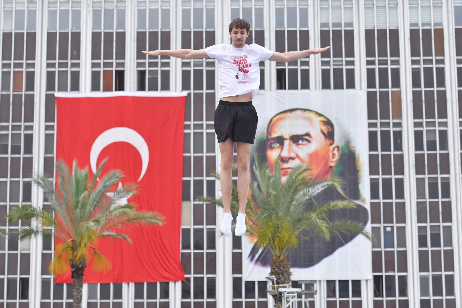 İzmir’de 19 Mayıs Coşkusu: Spor, Müzik, Yoga ve Sanat Gençlerle Buluştu