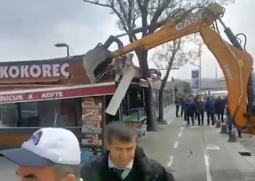 İBB’den Kaçak İşgallere Son: Senelerce Göz Yumulan Kafeler Yıkıldı, Meydan Halka Açıldı!