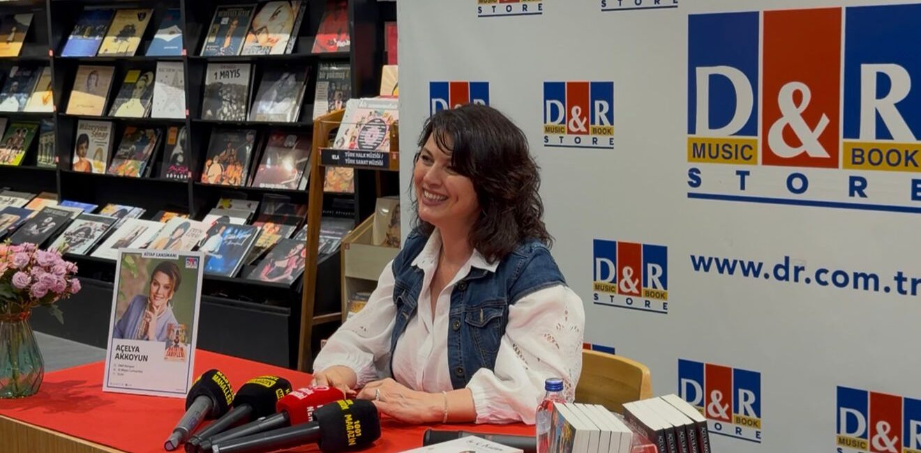 AÇELYA AKKOYUN “HAYATIN TARİFLERİ” İÇİN OKURLARIYLA BULUŞTU
