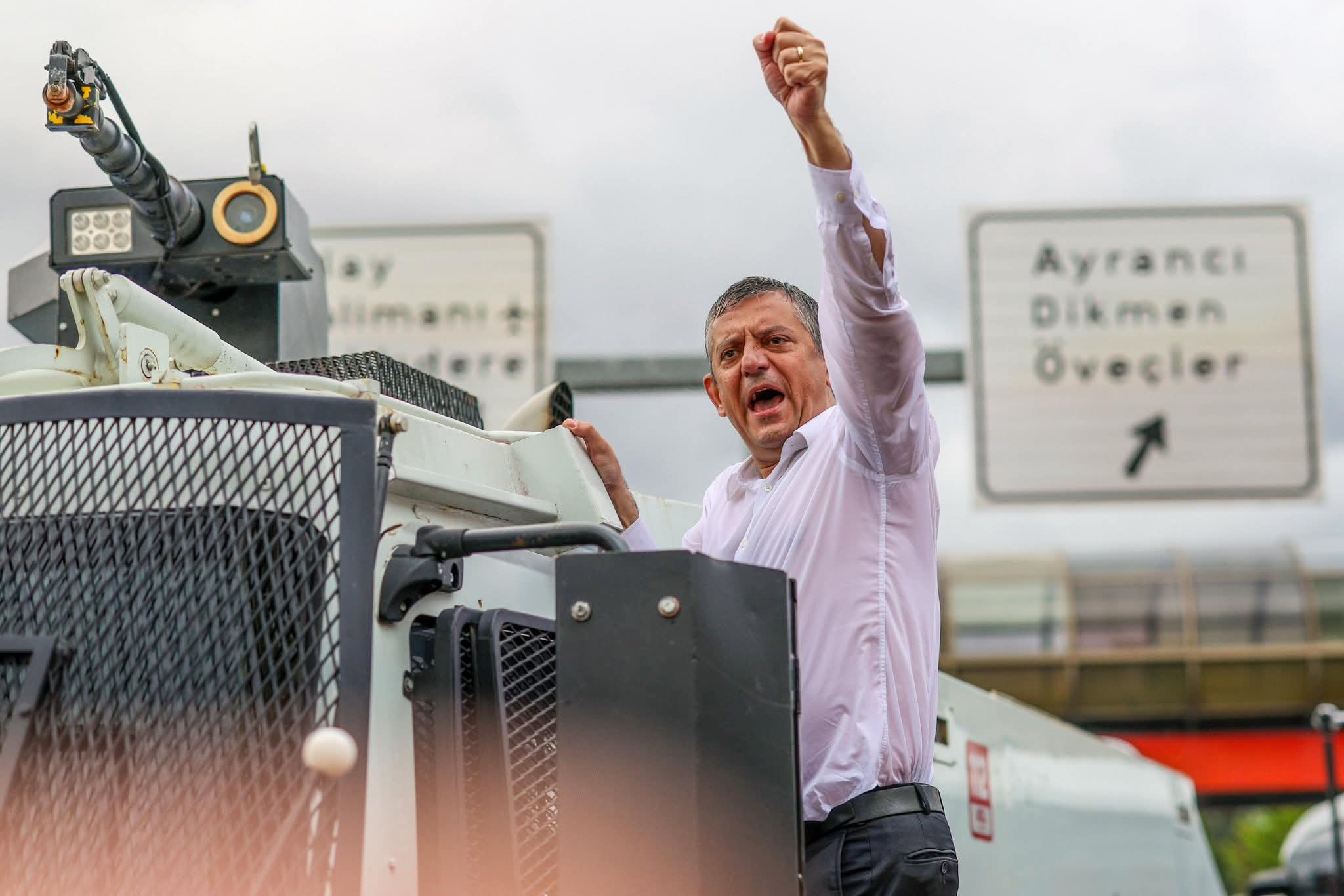 Özgür Özel CHP’ye Veda Etti: Yeni Parti Dalgası ve İstifalar Siyasetin Gündeminde