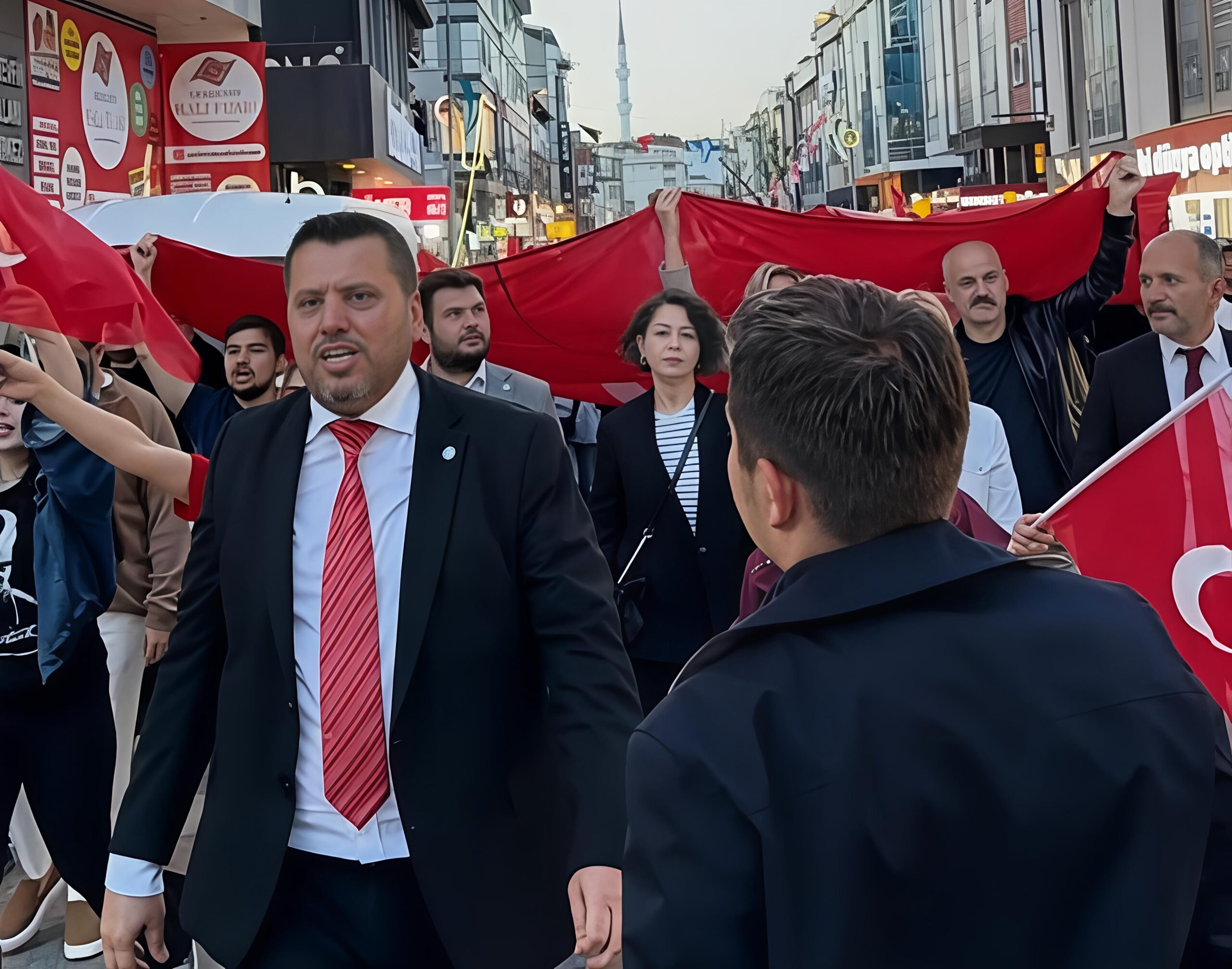 Çekmeköy’de 19 Mayıs Coşkusu: İYİ Parti İlçe Başkanı Serdar Kemik ve Çekmeköylüler Bağımsızlık Ruhuyla Yürüdü!