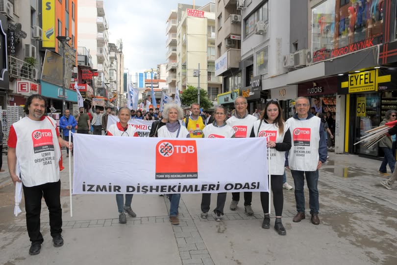 İzmir Dişhekimleri Odası 1 Mayıs Meydanlarında: "Emeği ve Hekimliği Harmanlıyoruz"