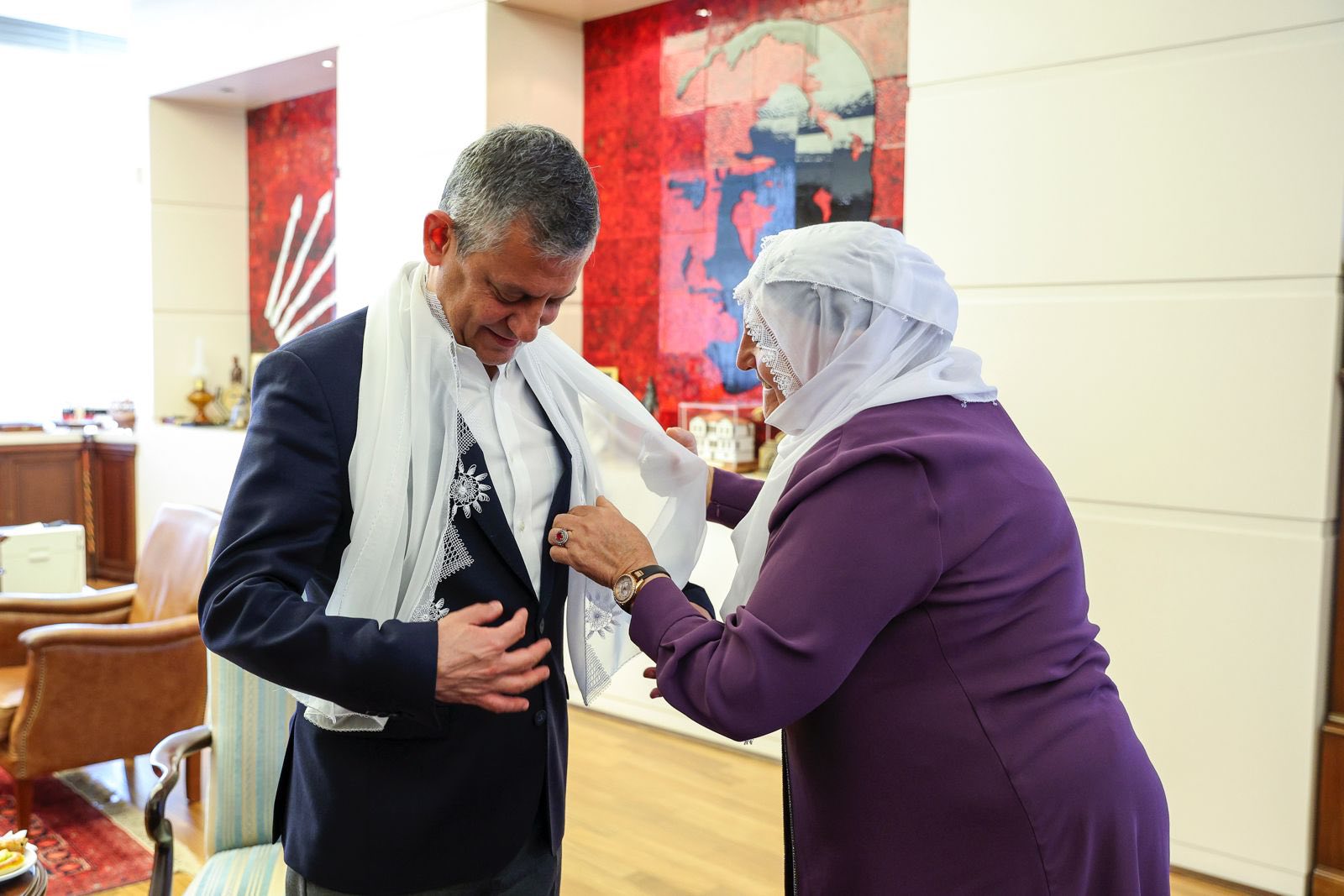 CHP Genel Merkezi’nde Kritik Buluşma: Barış Anneleri Heyeti ile Görüşme Siyasette Yeni Dönemin Kapısını mı Aralıyor?