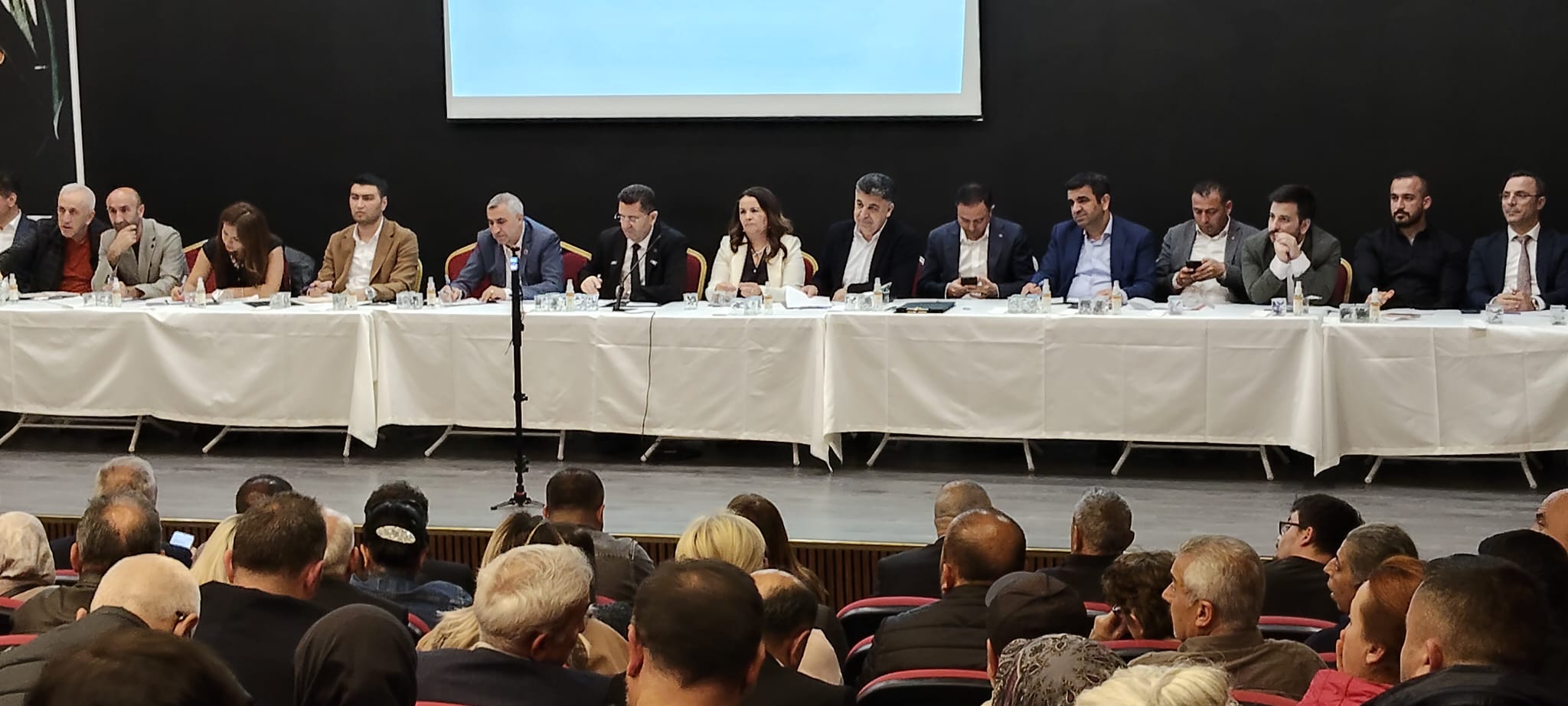 Çekmeköy’de "Hizmet" İzdihamı: "Partiye Değil, Size Oy Verdik" Diyen Vatandaşlar Çerkez’i Bağrına Bastı!