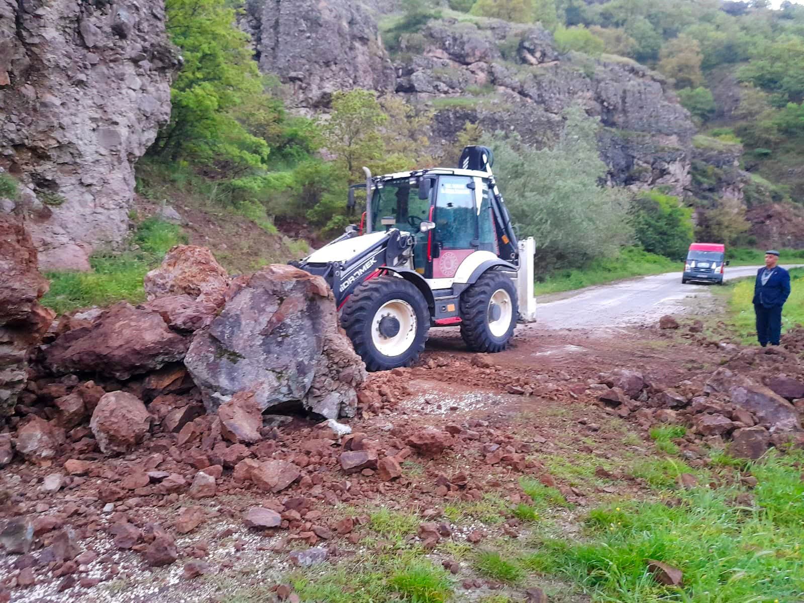 Zile’de Sel Felaketi: Kaya Parçaları Koptu, Tarım Arazileri ve Yollar Felç Oldu!