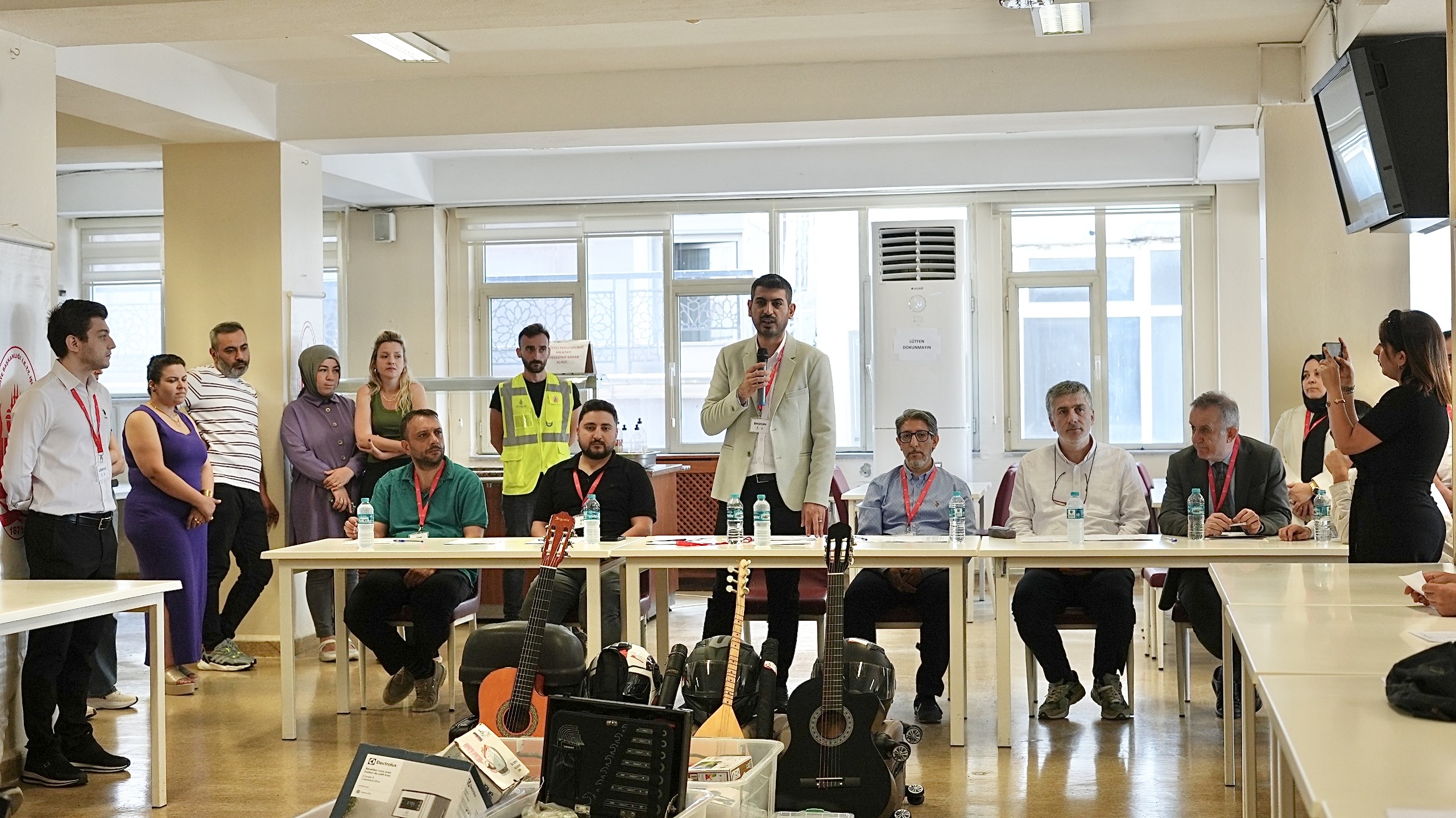 İETT’den Kayıp Eşya Açık Artırması: 7 Bin 443 Parça Eşya Karaköy’de Satışa Çıkarıldı