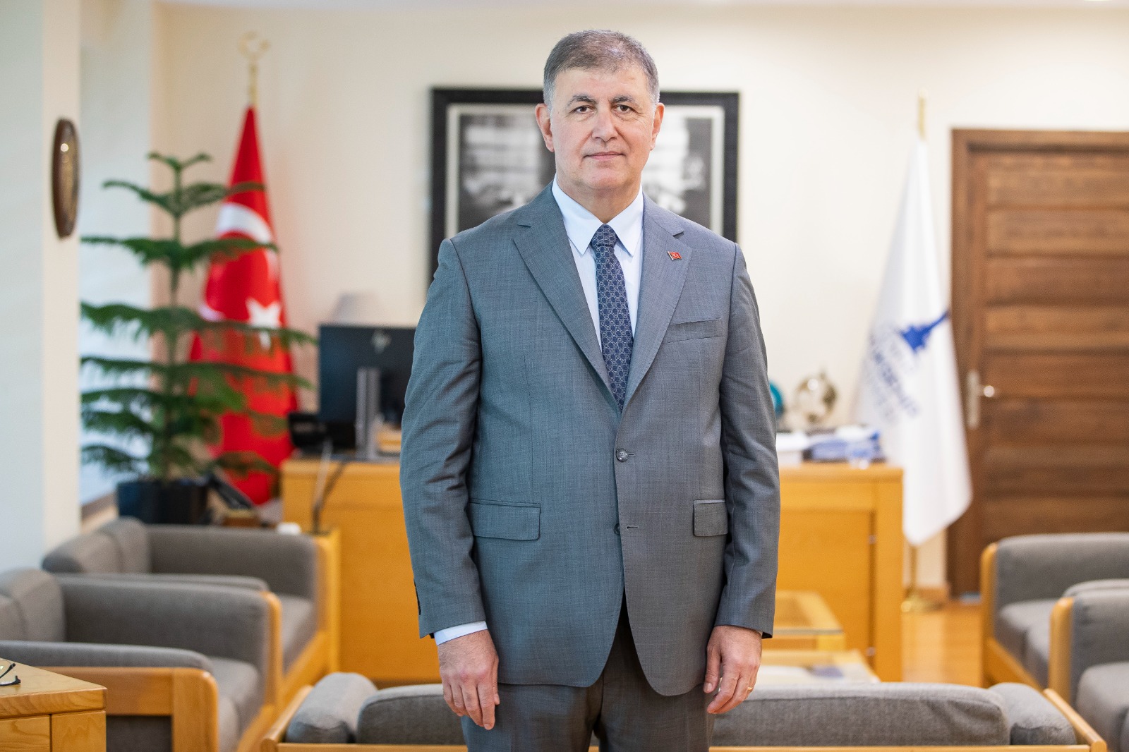İZMİR BÜYÜKŞEHİR BELEDİYE BAŞKANI CHP’DEN İSTİFA ETTİ