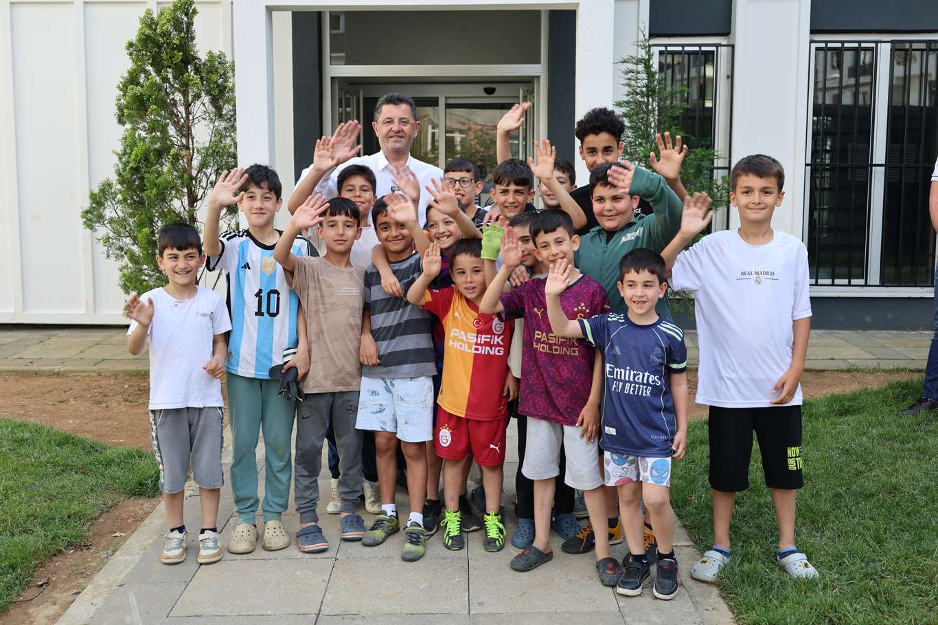 ÇEKMEKÖY’DE DEV SOSYAL VE SPORTİF PROJELERDE SONA YAKLAŞILDI: BAŞKAN ORHAN ÇERKEZ SAHADA!