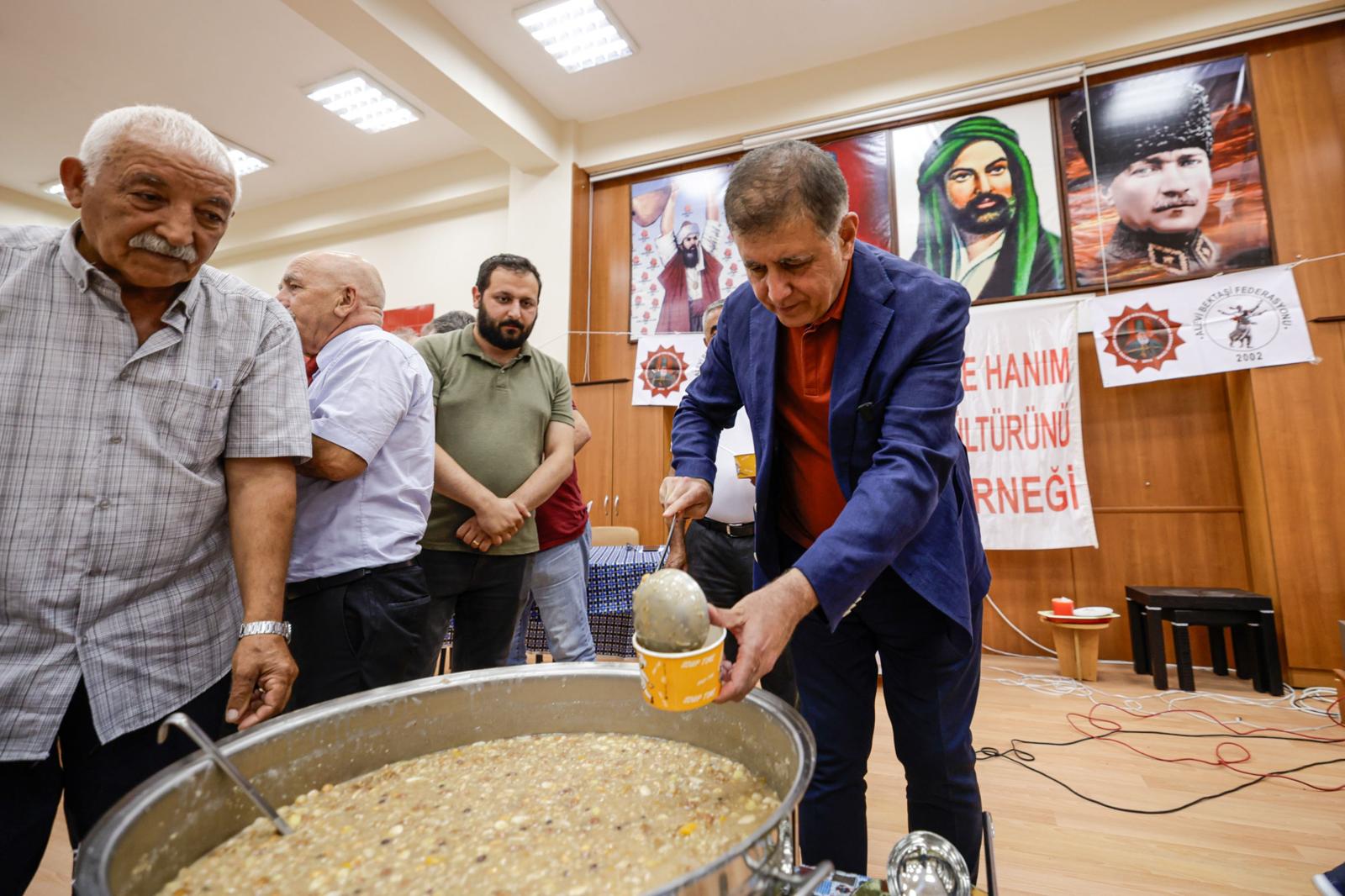 Başkan Cemil Tugay, Karşıyaka’da Aşure Lokmasını Paylaştı: “Doğruluk Dost Kapısıdır”