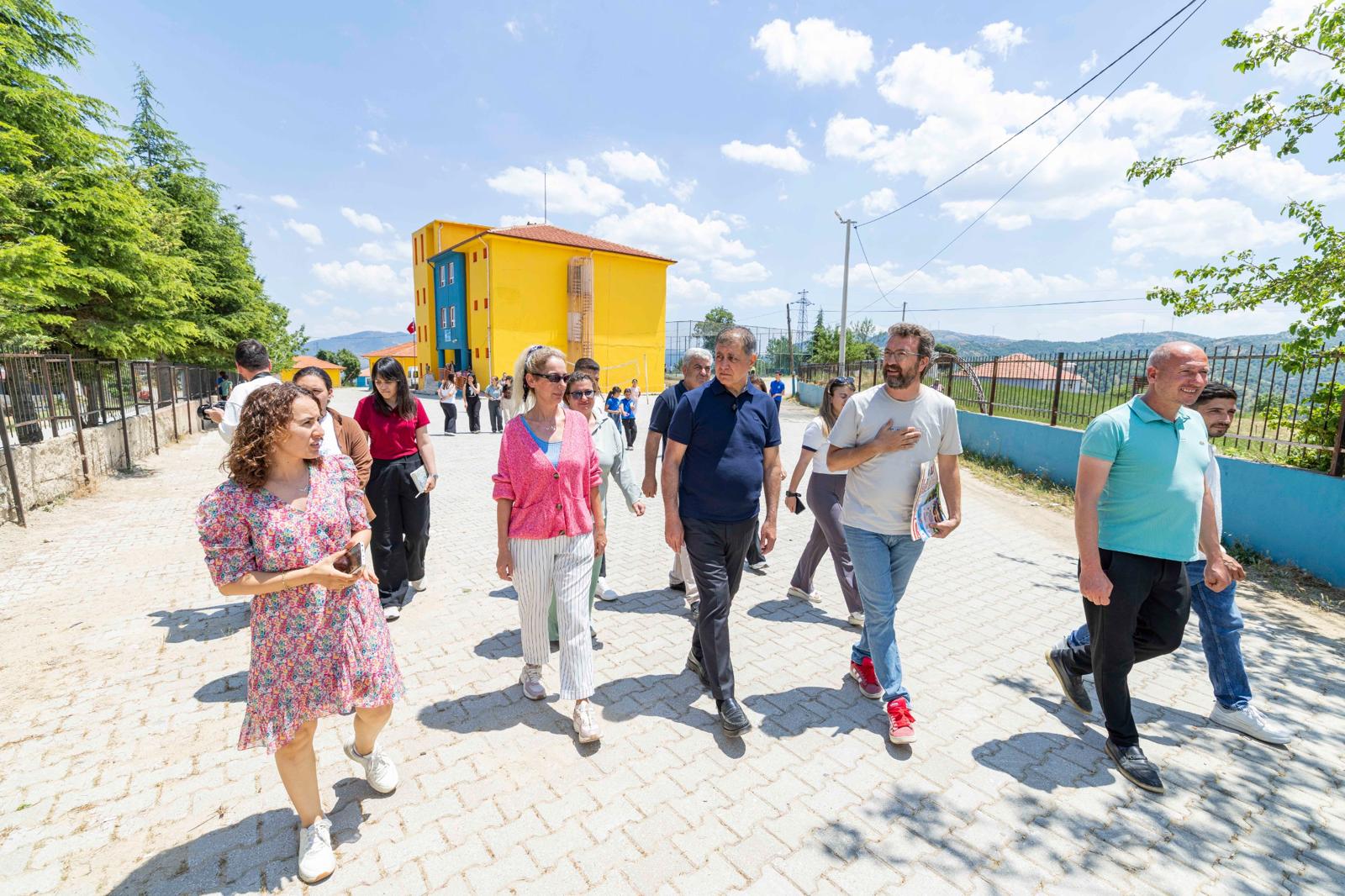 İzmir Büyükşehir Belediye Başkanı Dr. Cemil Tugay’dan Kirazlı Öğrencilere Doğal Yaşam Parkı ve Şenlik Sözü