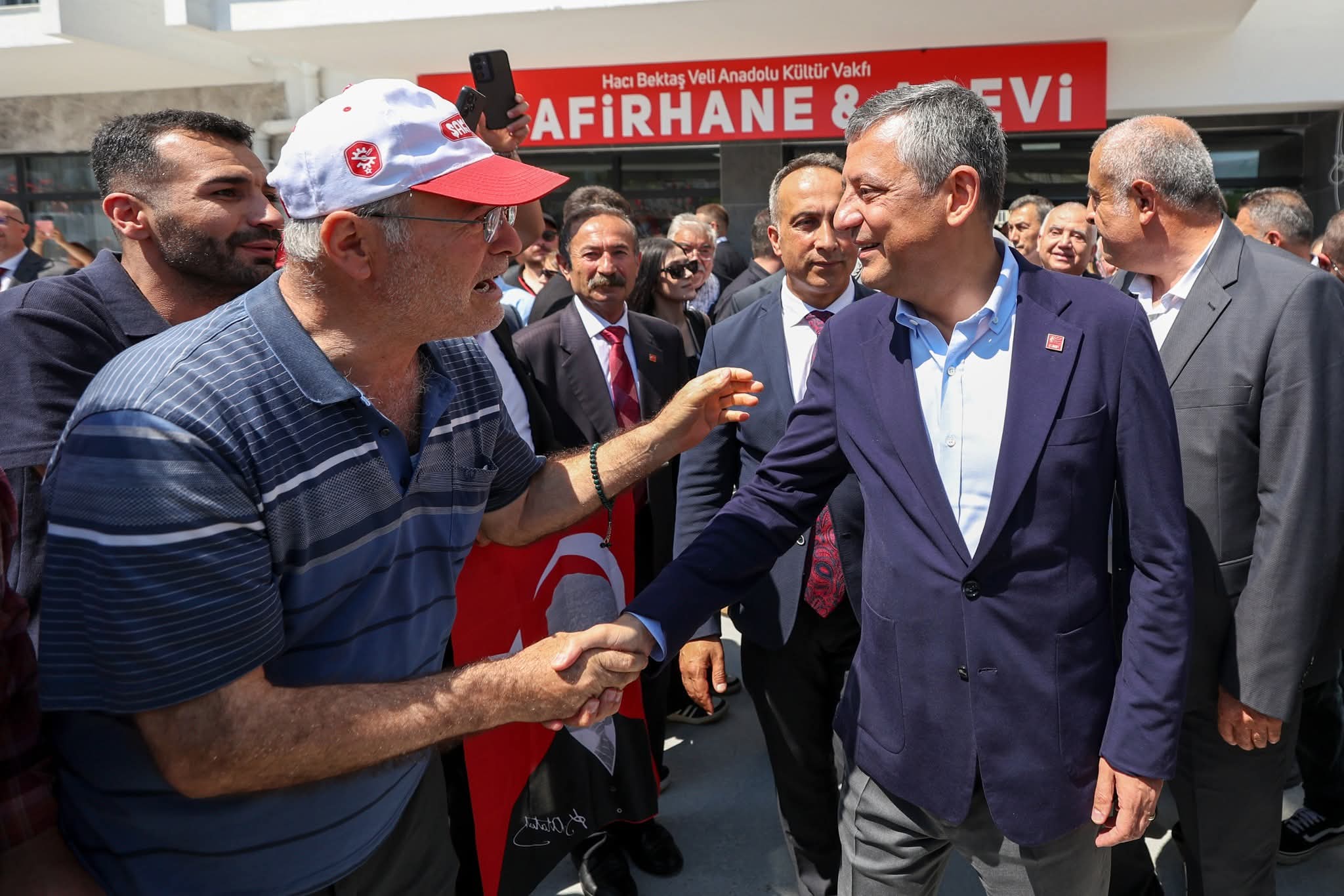 Özgür Özel'den Çorum'da Alevi Vatandaşlara Mesaj: “Bu Yoldan Dönmeyeceğim”
