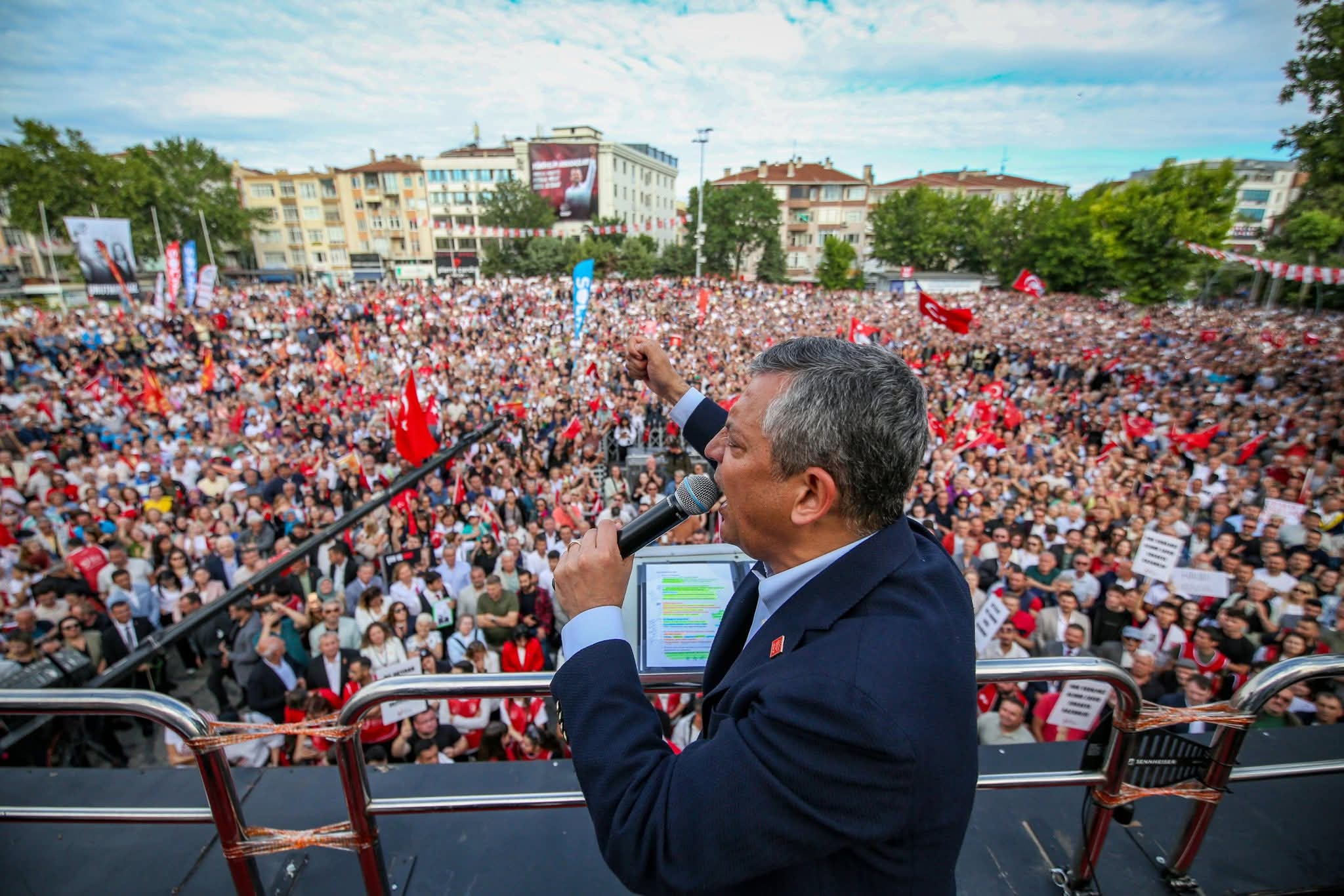 Özgür Özel Lüleburgaz'dan Sert Mesajlar Verdi: “CHP’ye Çökmeye Kalkanlar Bilsin, Bu Örgüt Teslim Olmaz”