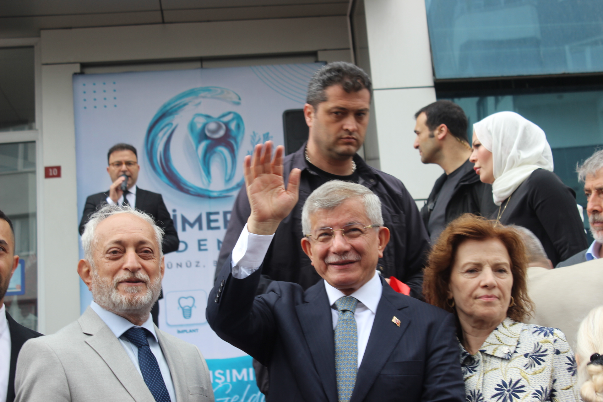 Ahmet Davutoğlu Çekmeköy’de Konuştu: Okul Arkadaşının Klinik Açılışına Katıldı