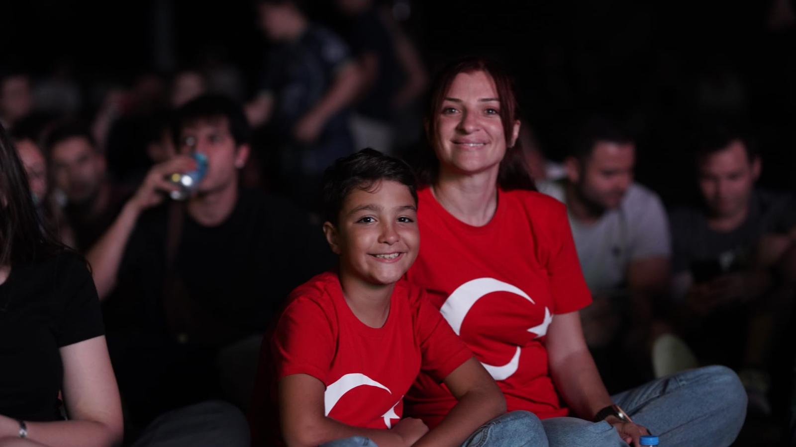 İzmir’de Dünya Kupası Coşkusu: Dev Ekranlar Kuruluyor, İlk Maç Yarın 07.00’de!