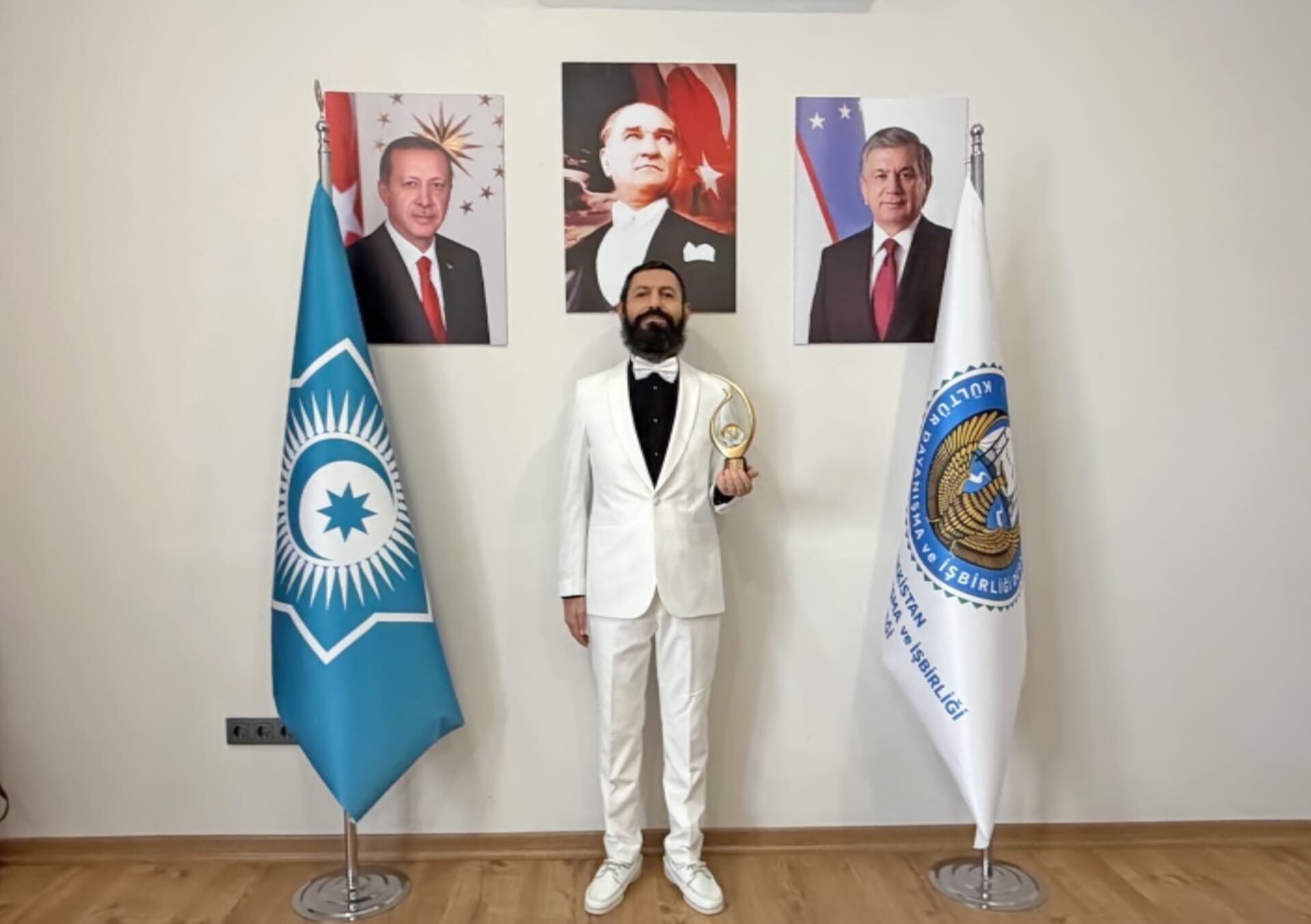 Yazar Akif Manaf’a Özbekistan Kültür Dayanışma ve İşbirliği Derneği’nden Kültür ve Barış Ödülü