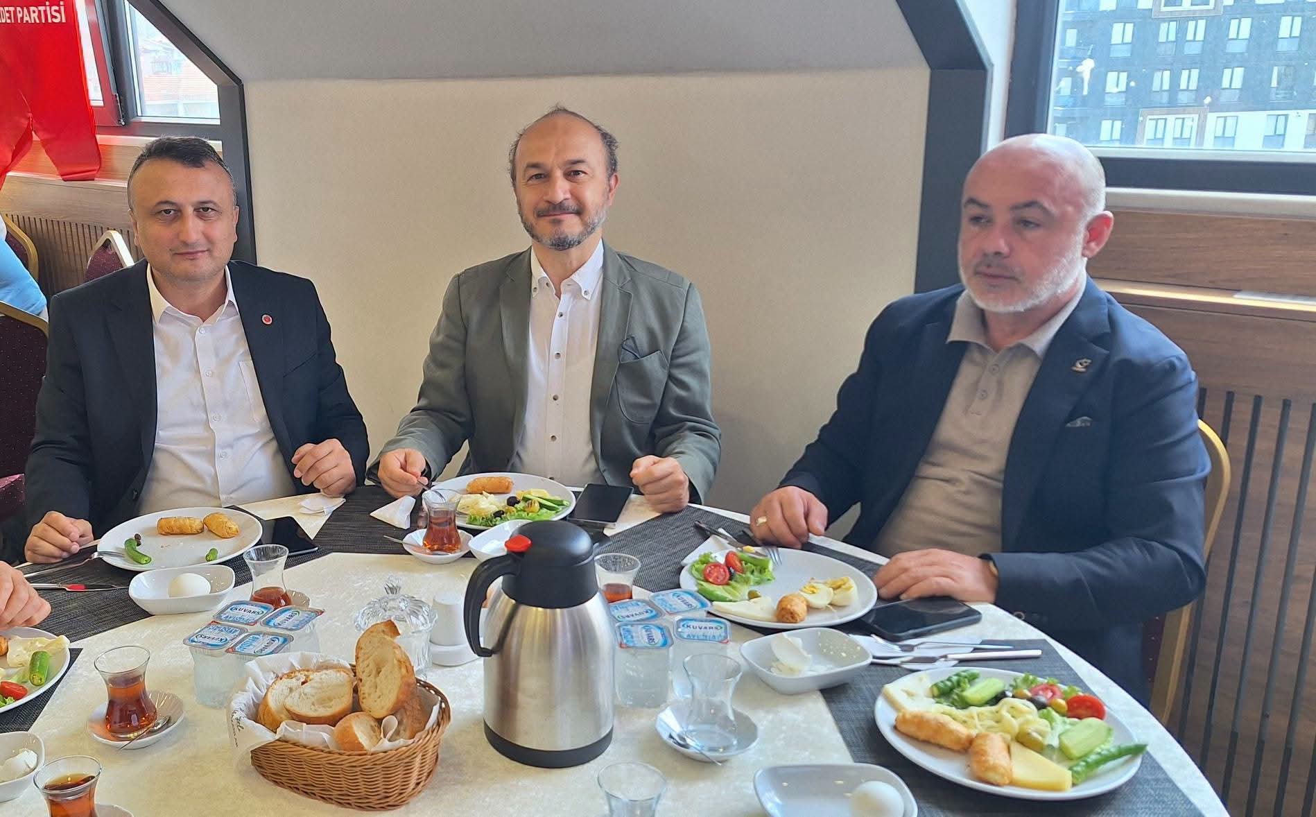 Saadet Partisi Ümraniye’de Sahaya İndi: Esnaf ve Emekliyle Kahvaltıda Buluştu, “Saadet Sahada” Programı Başladı