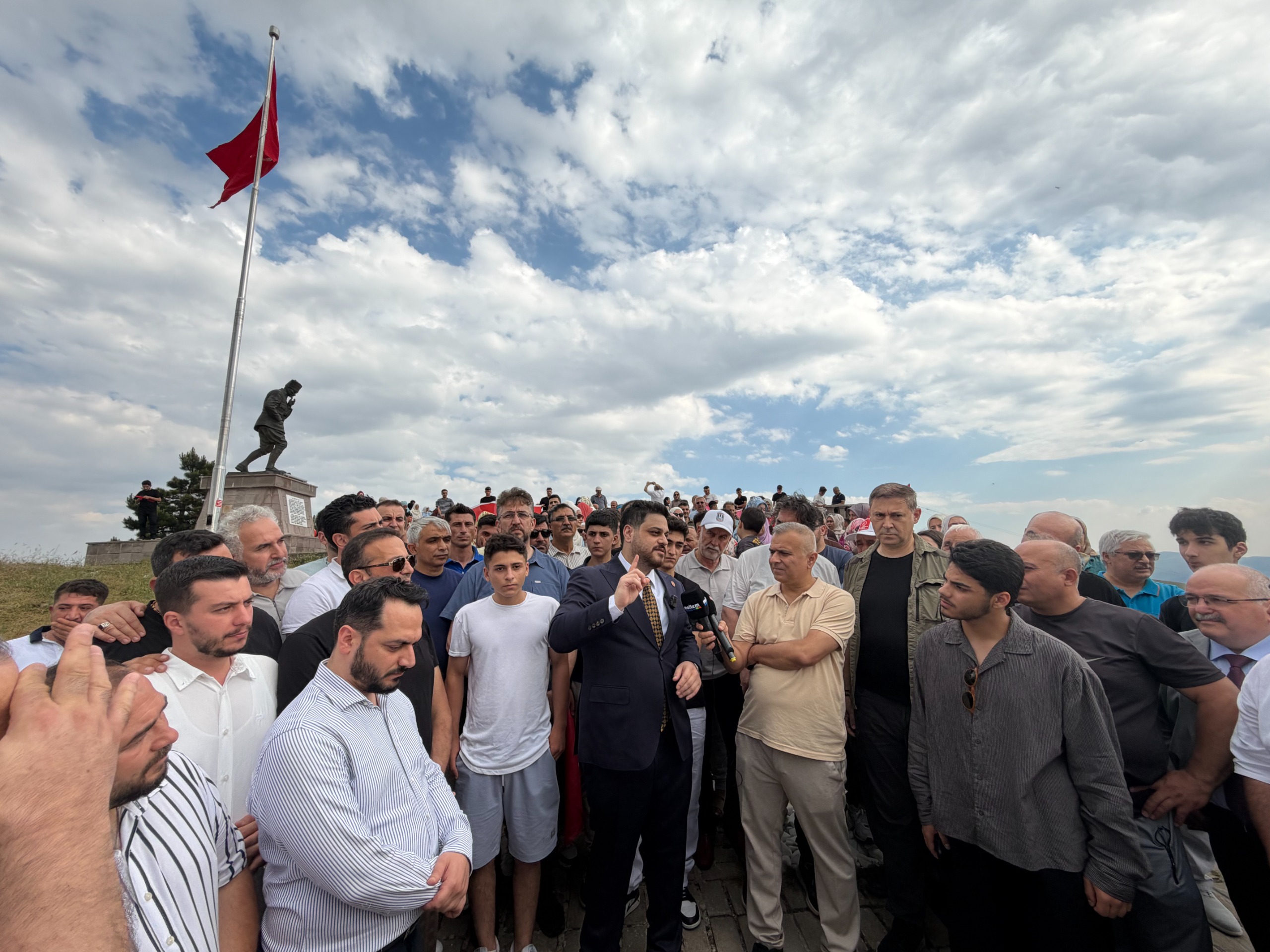 Hüseyin Baş'tan Milli Eğitim Bakanı Yusuf Tekin'e "Kurtuluş Savaşı" Tepkisi: "Bu Destansı Millî Mücadele'nin Adı Kurtuluş Savaşı'dır"
