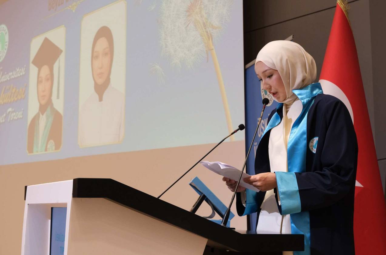 Üsküdar Üniversitesi Mezuniyetinde Duygu Dolu Anlar: 46 Yaşında Yeniden Öğrenci Olan Demet Erçetin Ayakta Alkışlandı