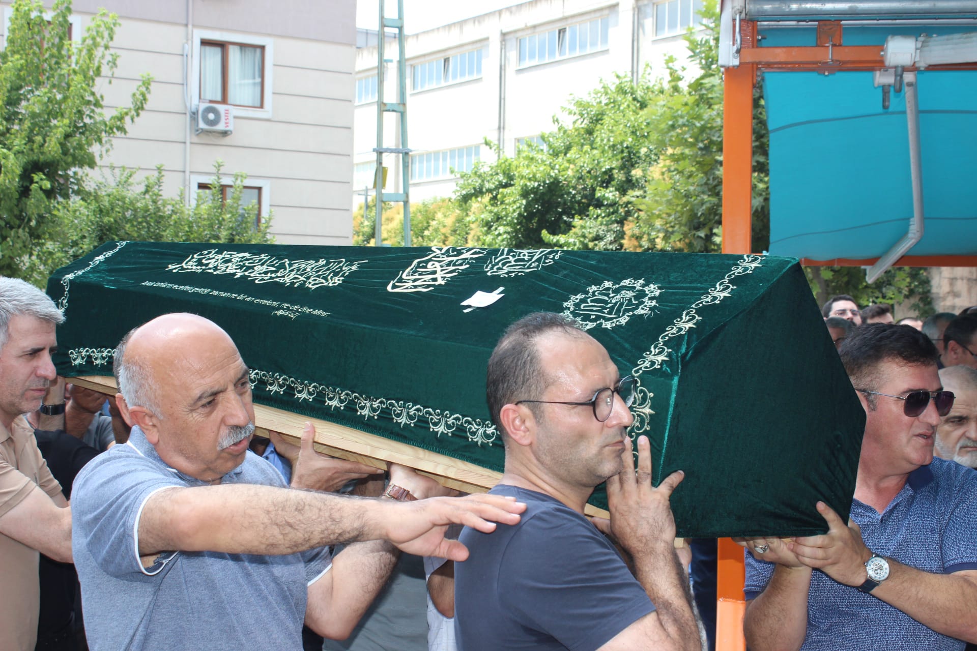 Hacı Bektaş-ı Veli Anadolu Kültür Vakfı Cemevi Başkanı Yıldız Ada Uzunkaya'nın Eşi Adnan Uzunkaya Son Yolculuğuna Uğurlandı