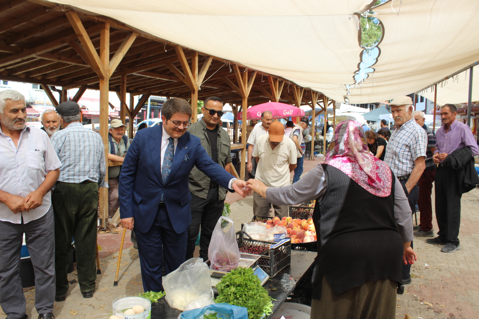 Yeni Kaymakam Önder Koç'tan Zile Halkına İlk Yakın Temas: Köylü Pazarında Samimi Buluşma