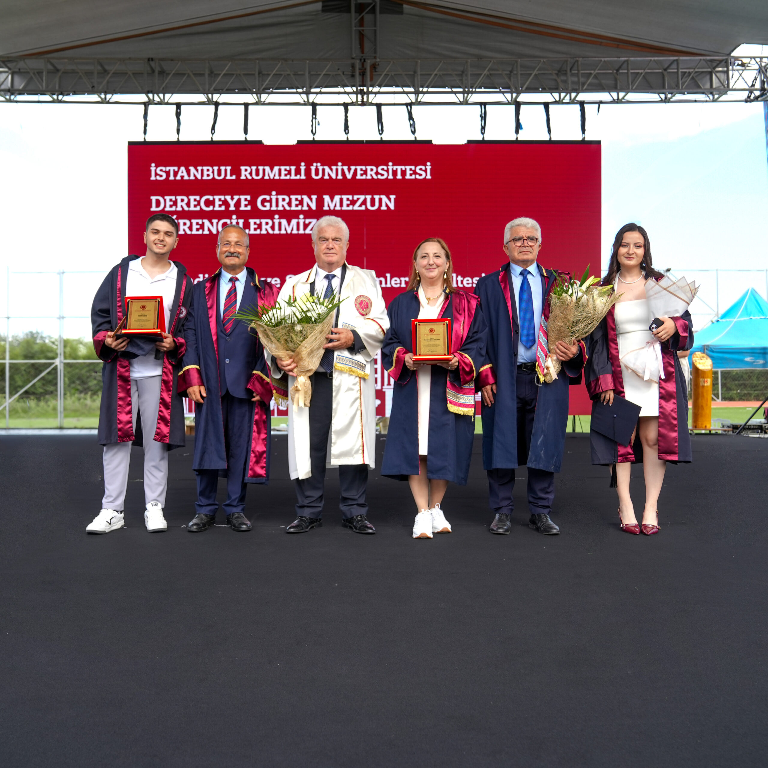 İstanbul Rumeli Üniversitesi'nde Mezuniyet Coşkusu! 9. Dönem Mezunları Kep Atarak Yeni Hayatlarına Uğurlandı