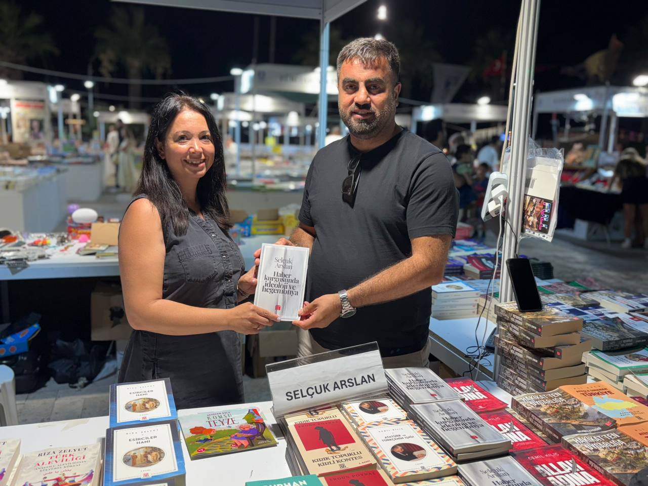 Turgutreis Meydanı Kültür Merkezine Dönüştü: Kitap ve Edebiyat Fuarı Okurlarını Ağırlıyor!
