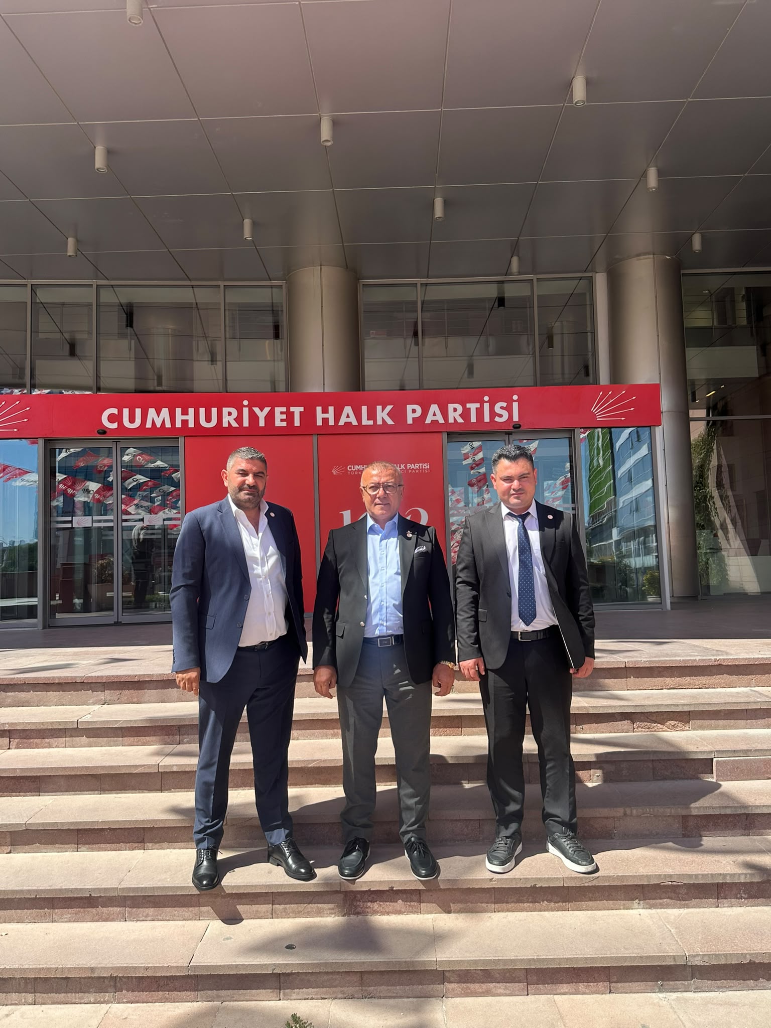 Yeni Çağ Partisi'nden CHP'ye Ziyaret: Gündemde Güçlendirilmiş Parlamenter Sistem ve Demokratik Reformlar