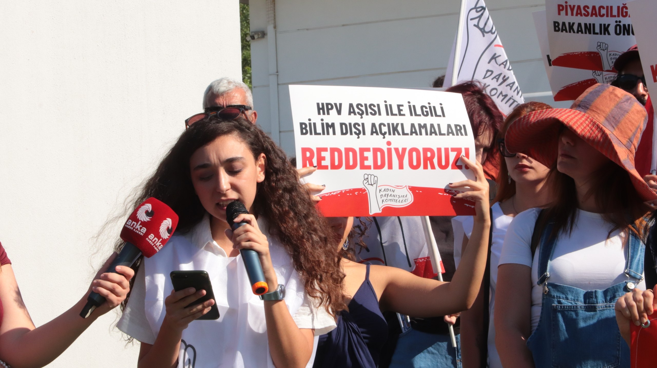 KDK’den Sağlık Bakanlığı Önünde HPV Aşısı Eylemi: “Ücretsiz HPV Aşısı Hakkımız”