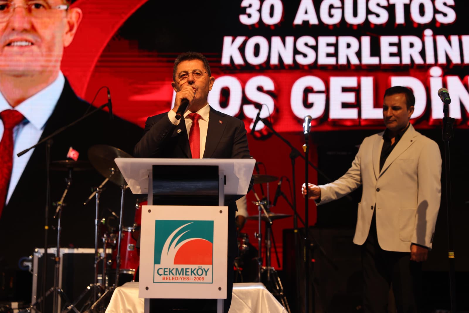 Çekmeköy’de 30 Ağustos Coşkusu: Rafet El Roman Binlerce Kişiyi Şarkılarıyla Buluşturdu