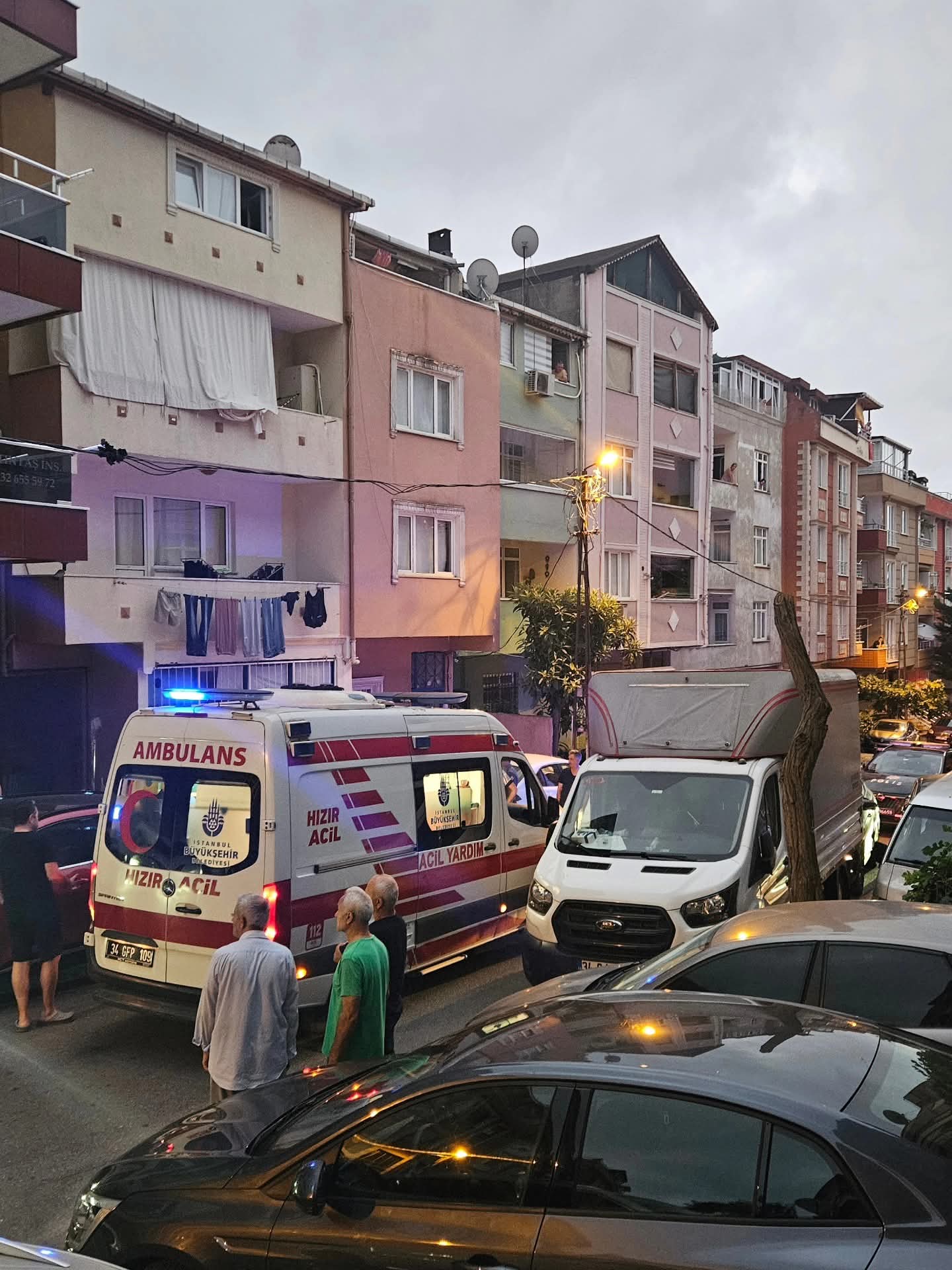 Çekmeköy’de Korkutan Olay: 3. Kattan Düşen Erkek Ağır Yaralandı