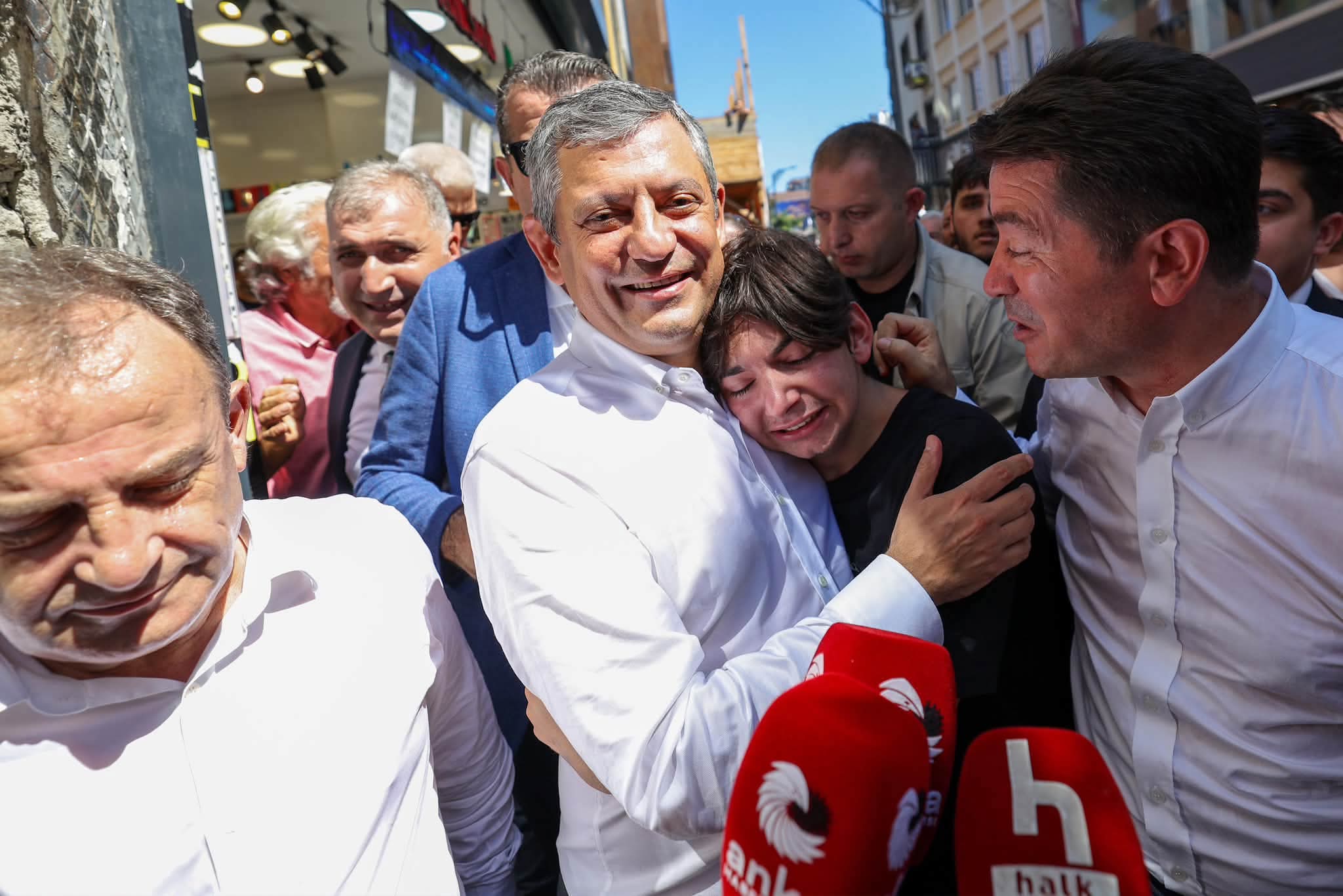Özgür Özel Karadeniz’de Coşkuyla Karşılandı: “Bir Şey Oluyor!”