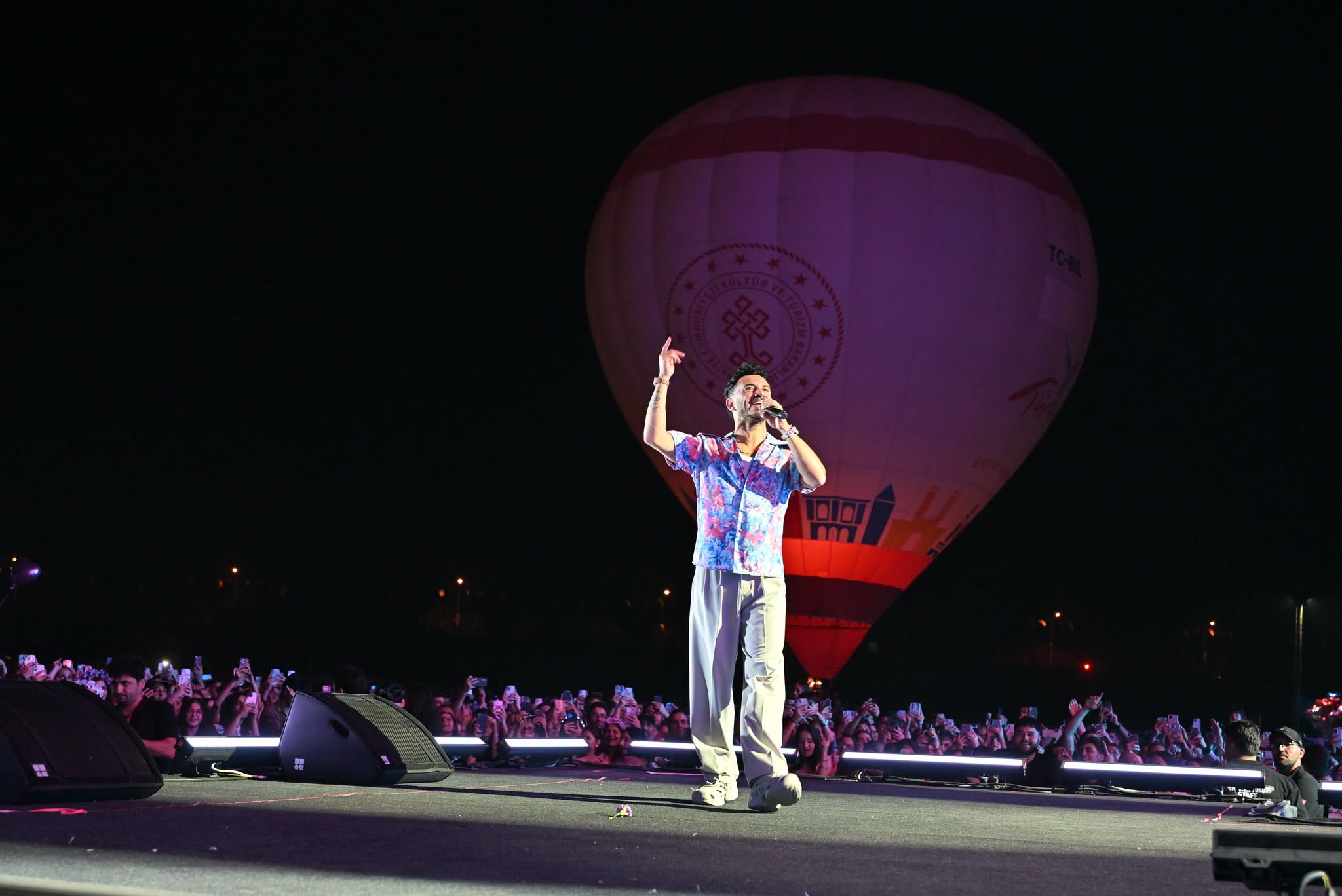 Buray, Nevşehir Kültür Yolu Festivali'nde Binlerce Hayranına Unutulmaz Bir Gece Yaşattı
