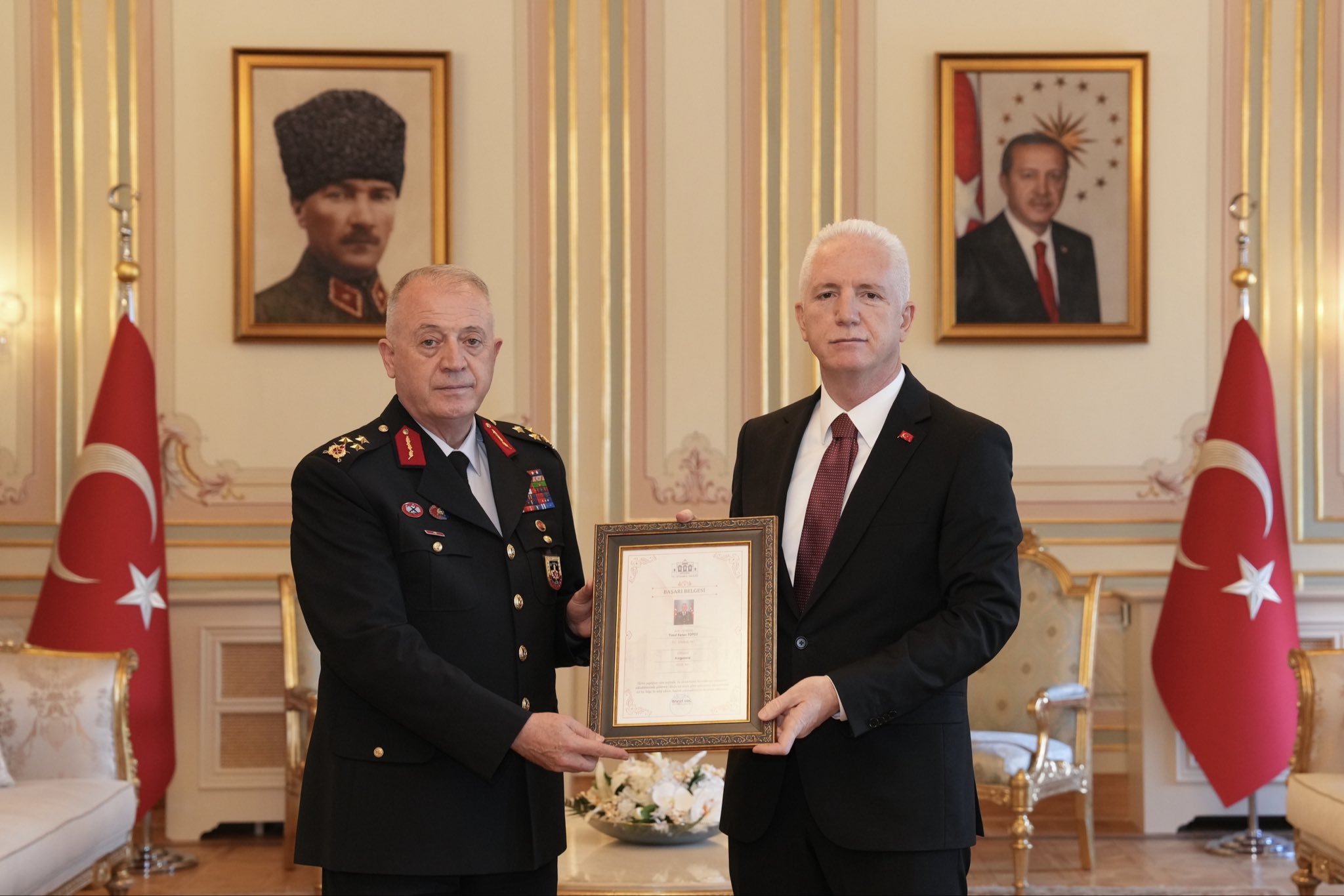 Korgeneral Yusuf Kenan Topcu’dan Vali Gül’e Veda Ziyareti