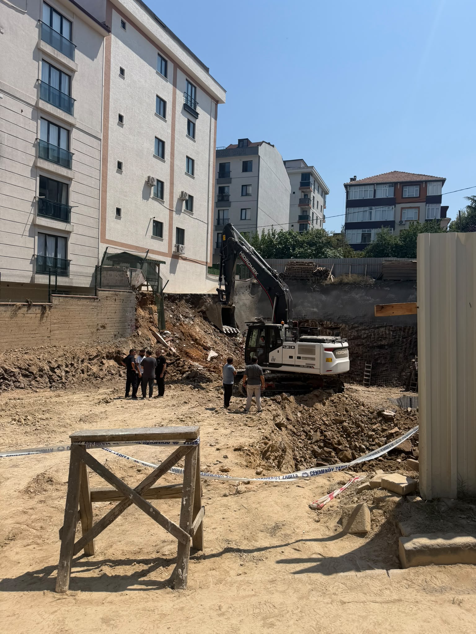 Çekmeköy’de İnşaat Kazısı Sırasında Hafriyat Çöktü: 32 Vatandaş Tedbir Amaçlı Tahliye Edildi