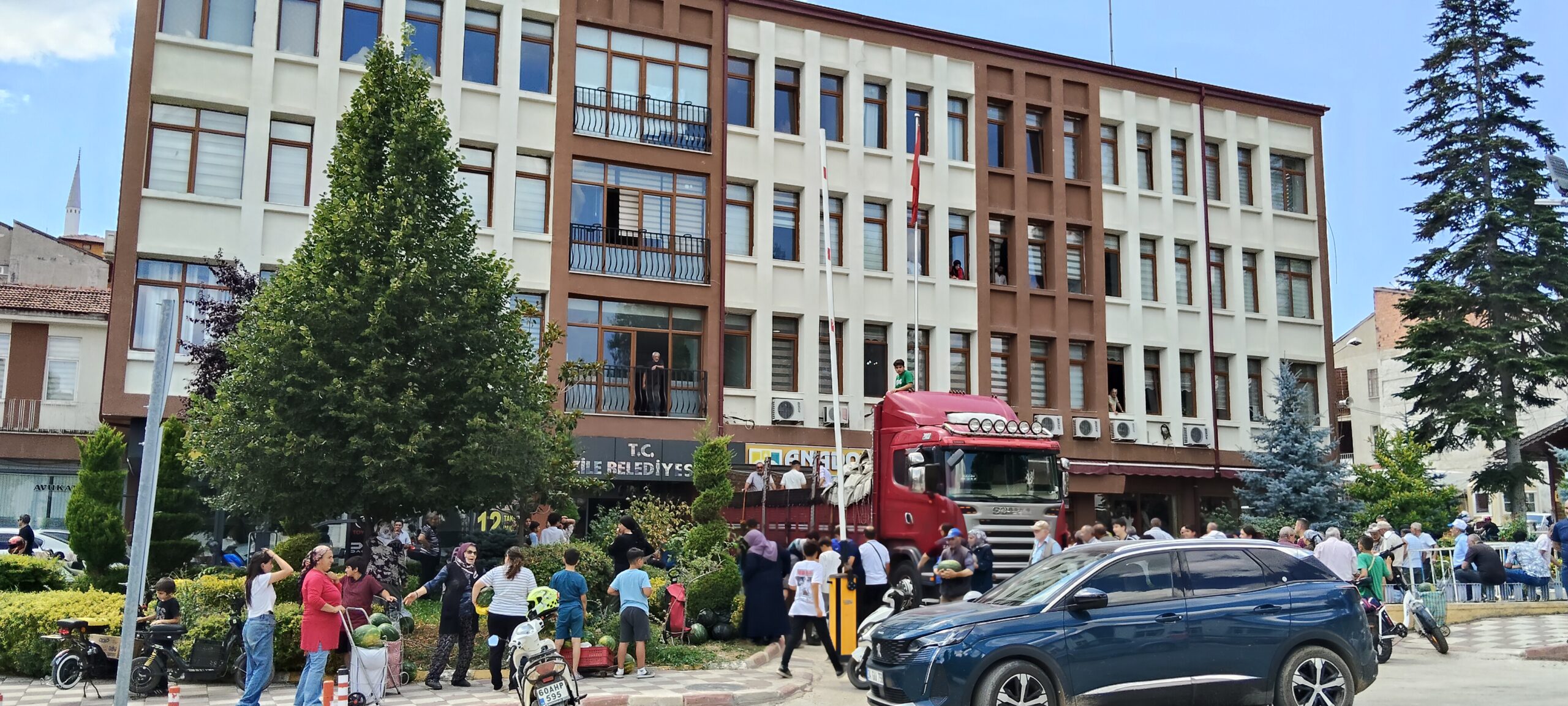 Zile’de Bedava Karpuz Dağıtımında İzdiham: Bazı Vatandaşlar Defalarca Sıraya Girdi