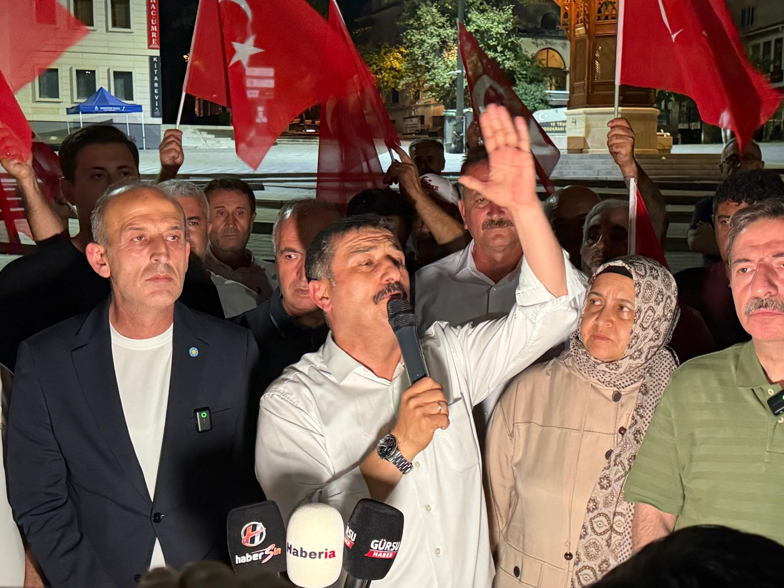 Ankara’da Darp Edilen İYİ Partili Türkoğlu Bursa’da Coşkuyla Karşılandı