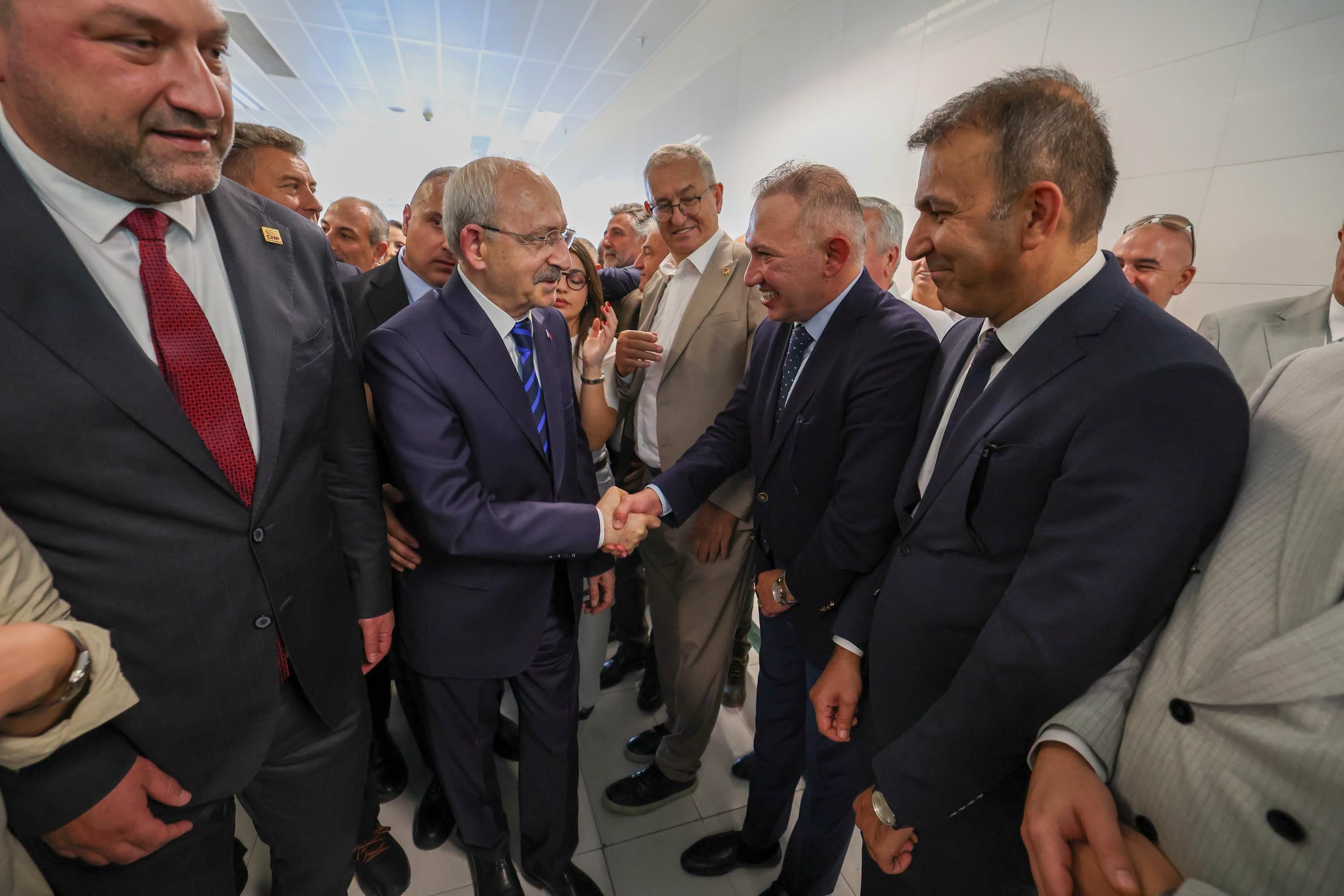 Kemal Kılıçdaroğlu İzmir’de Coşkuyla Karşılandı