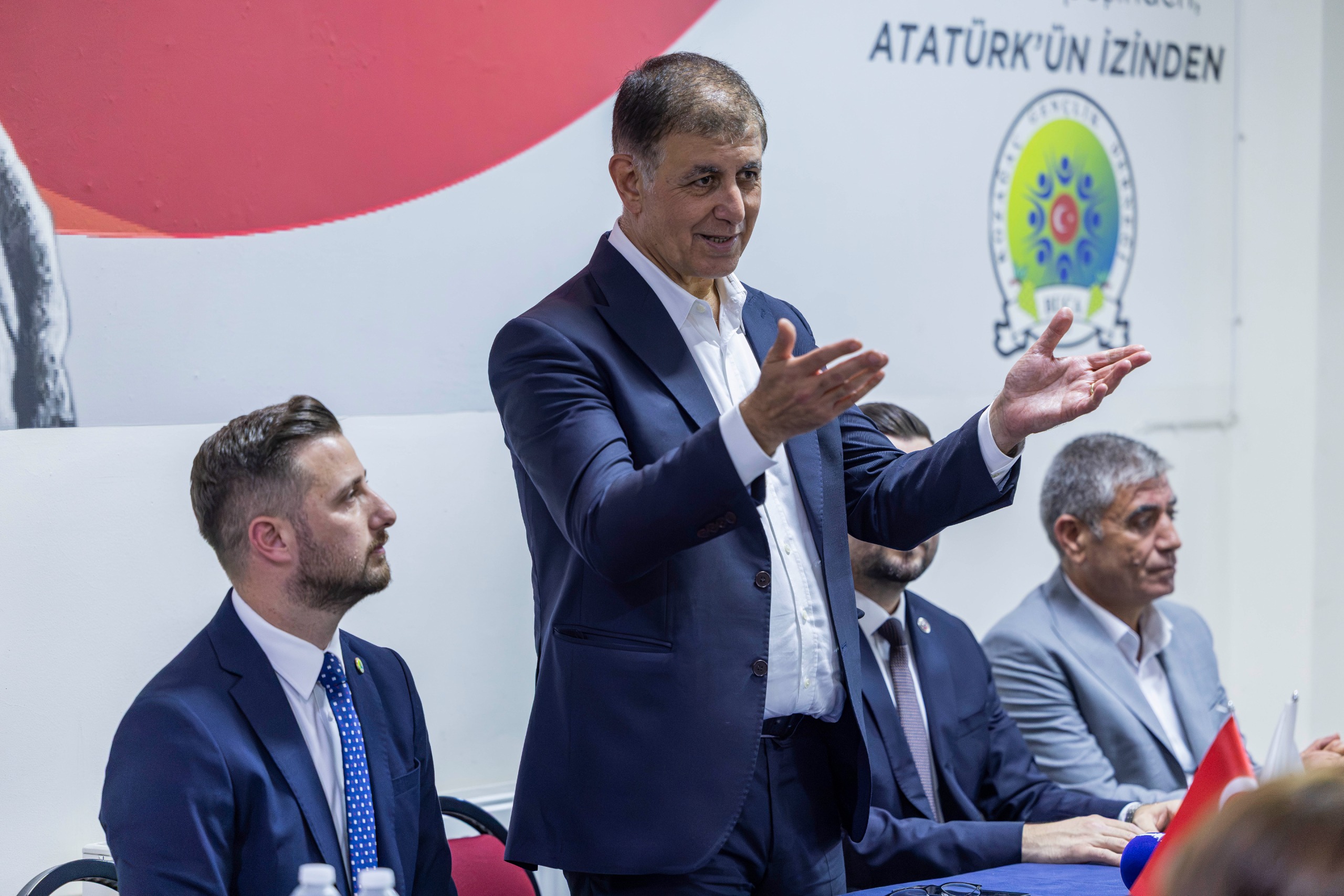 Cemil Tugay’dan Buca’da Gençlere Mesaj: “Hepimizin Çalışması Lazım”