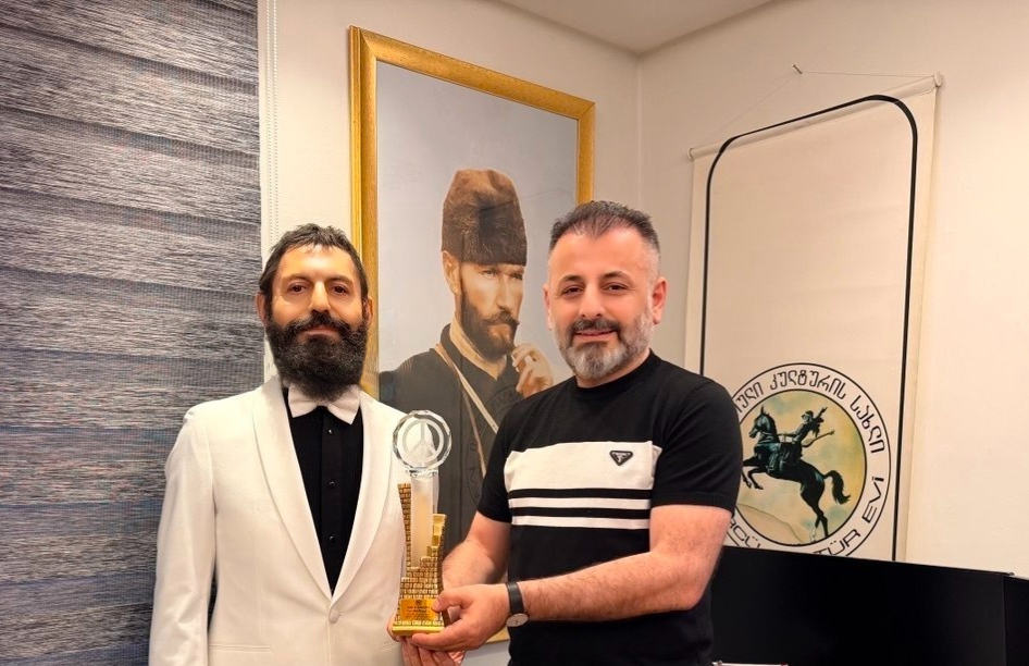 Akif Manaf’a Sanat ve Barış Ödülü: “Her Günümüz Barışla Başlamalı ve Barışla Bitmeli”